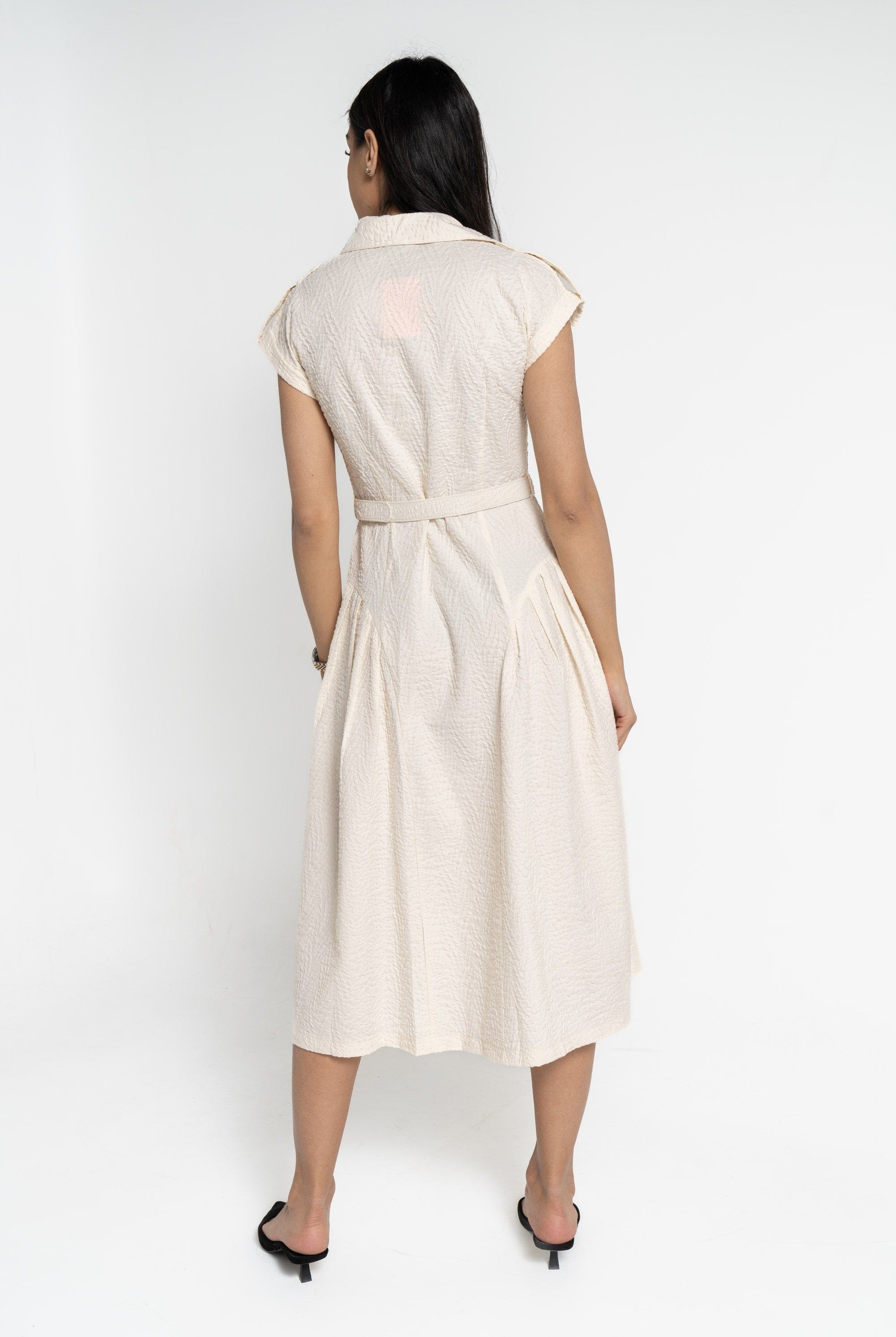 نتشي فستان قميص بأكمام قصيرة بأزرار أمامية سادة