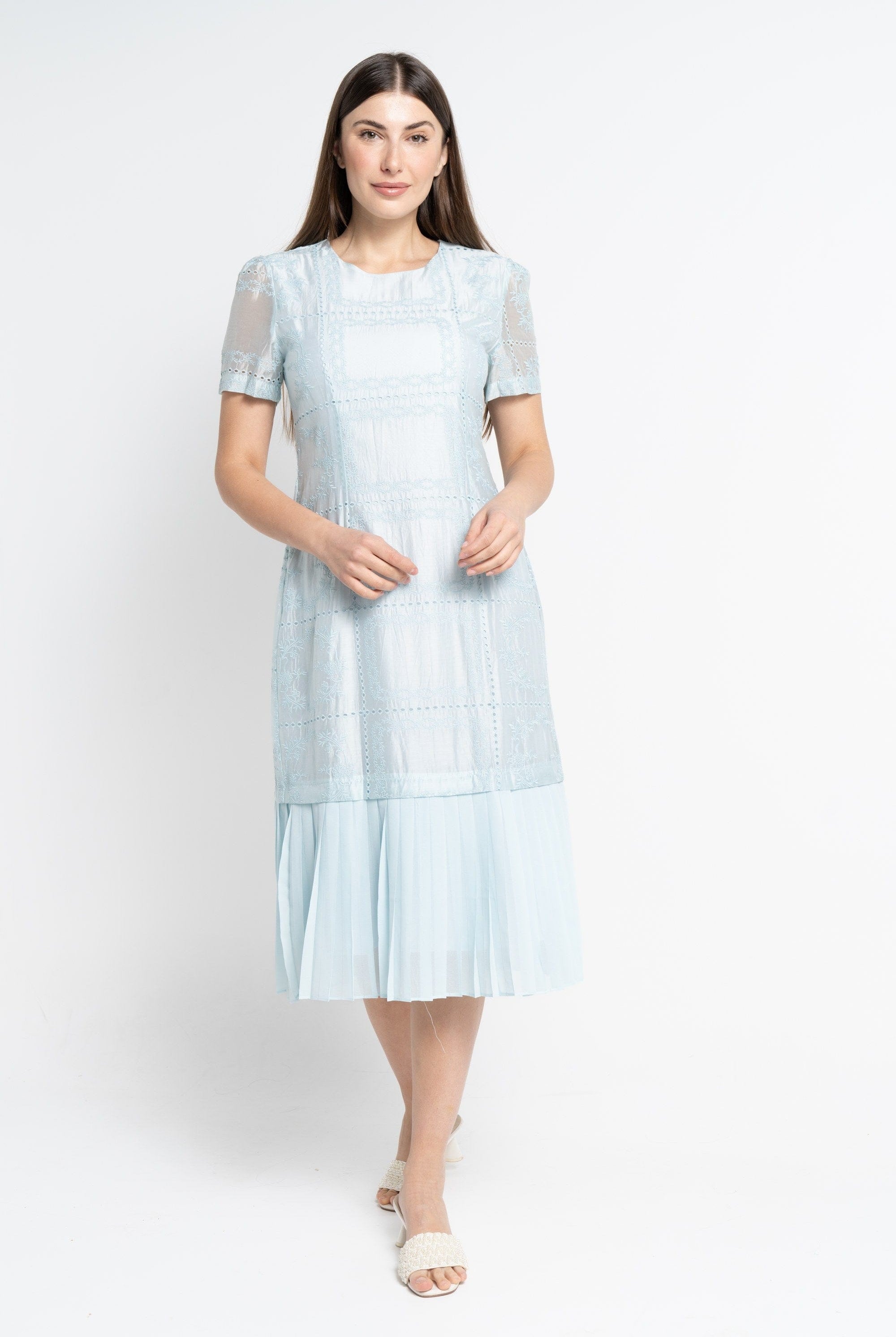 نتشي فستان ميدي بأكمام قصيرة بليسية من الأسفل