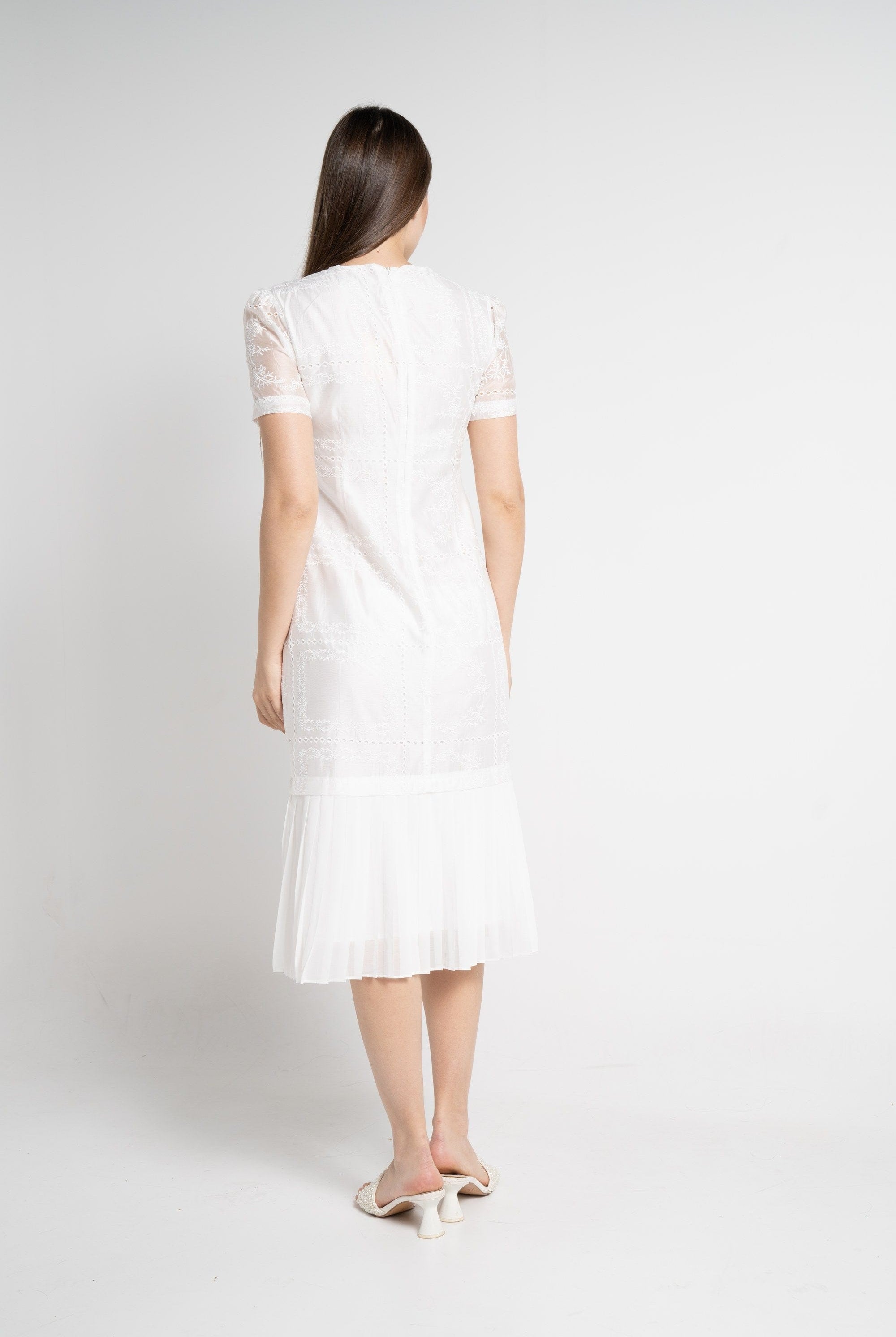 نتشي فستان ميدي بأكمام قصيرة بليسية من الأسفل