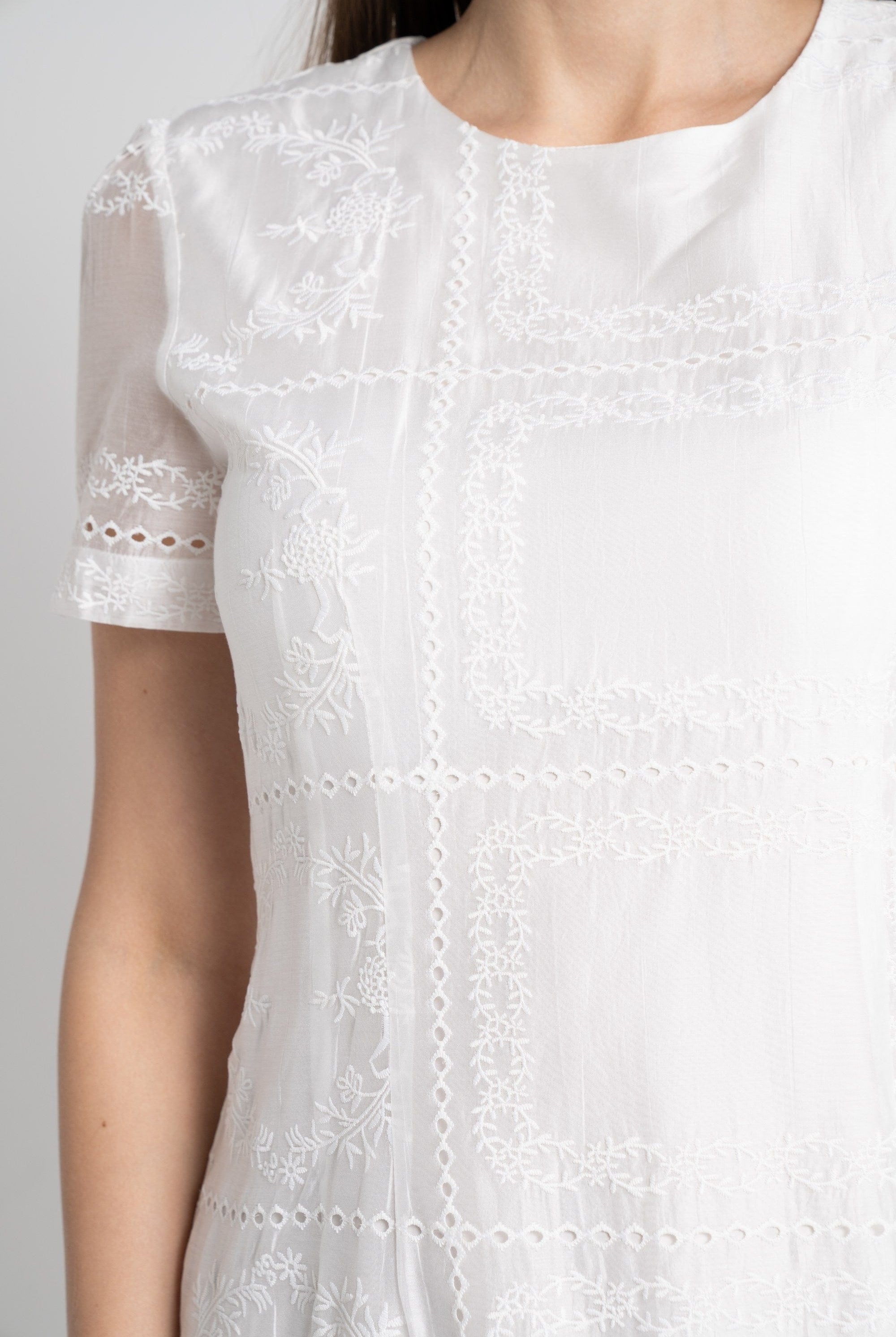 نتشي فستان ميدي بأكمام قصيرة بليسية من الأسفل