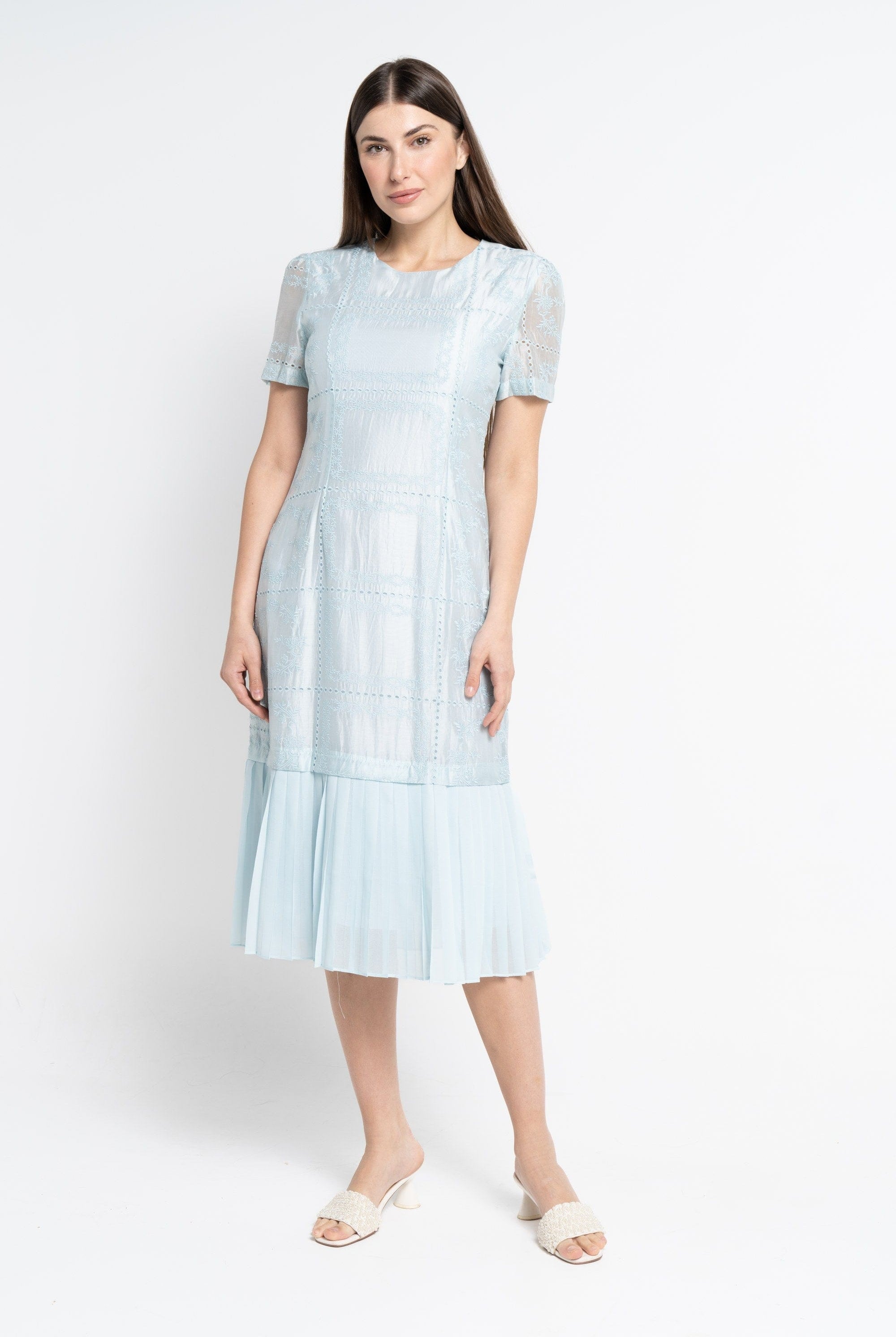 نتشي فستان ميدي بأكمام قصيرة بليسية من الأسفل