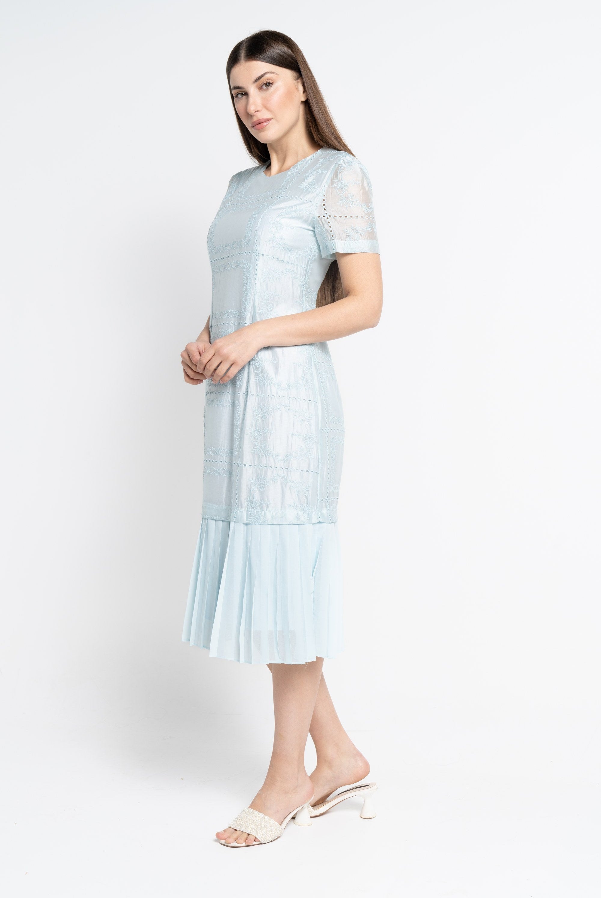 نتشي فستان ميدي بأكمام قصيرة بليسية من الأسفل