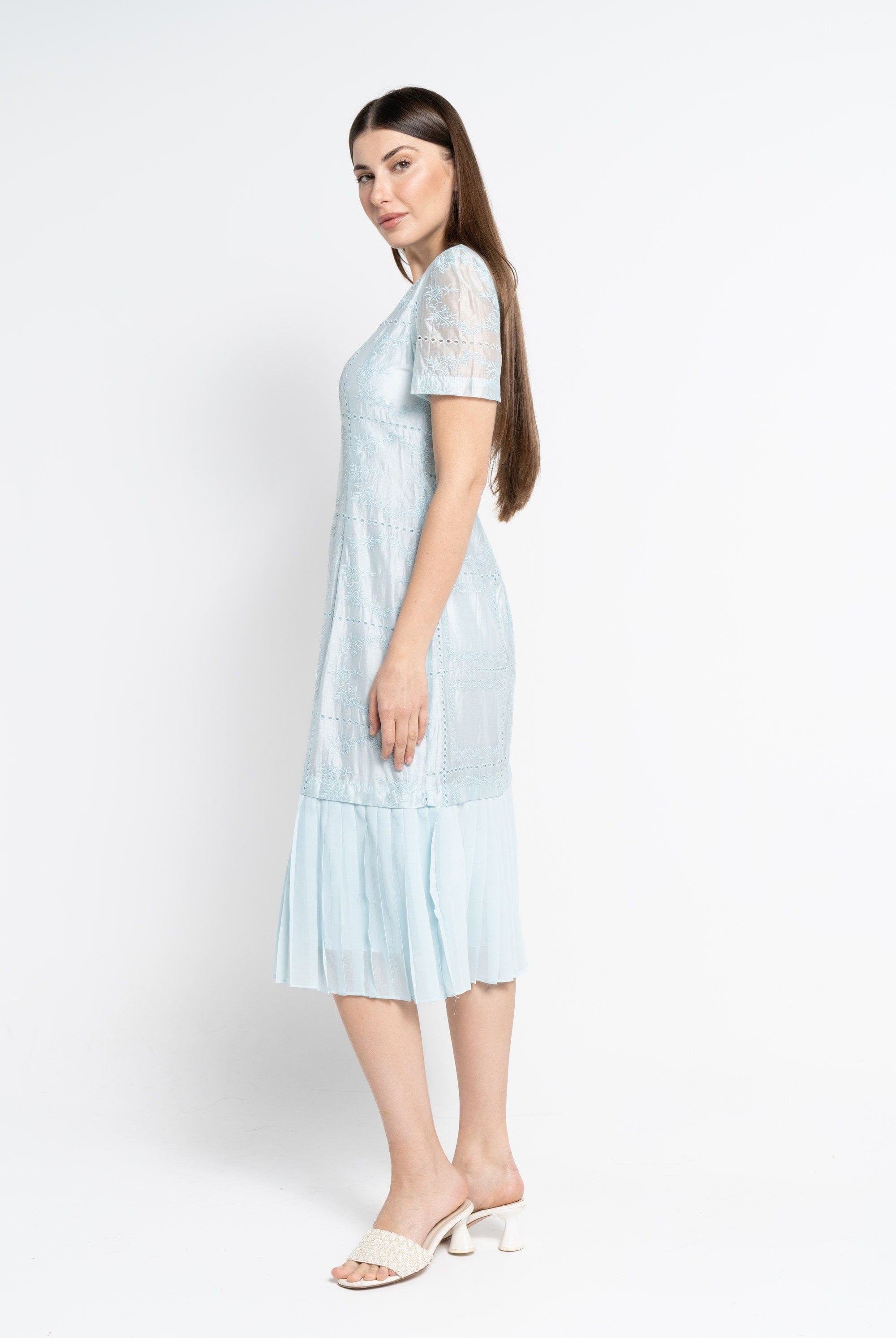 نتشي فستان ميدي بأكمام قصيرة بليسية من الأسفل