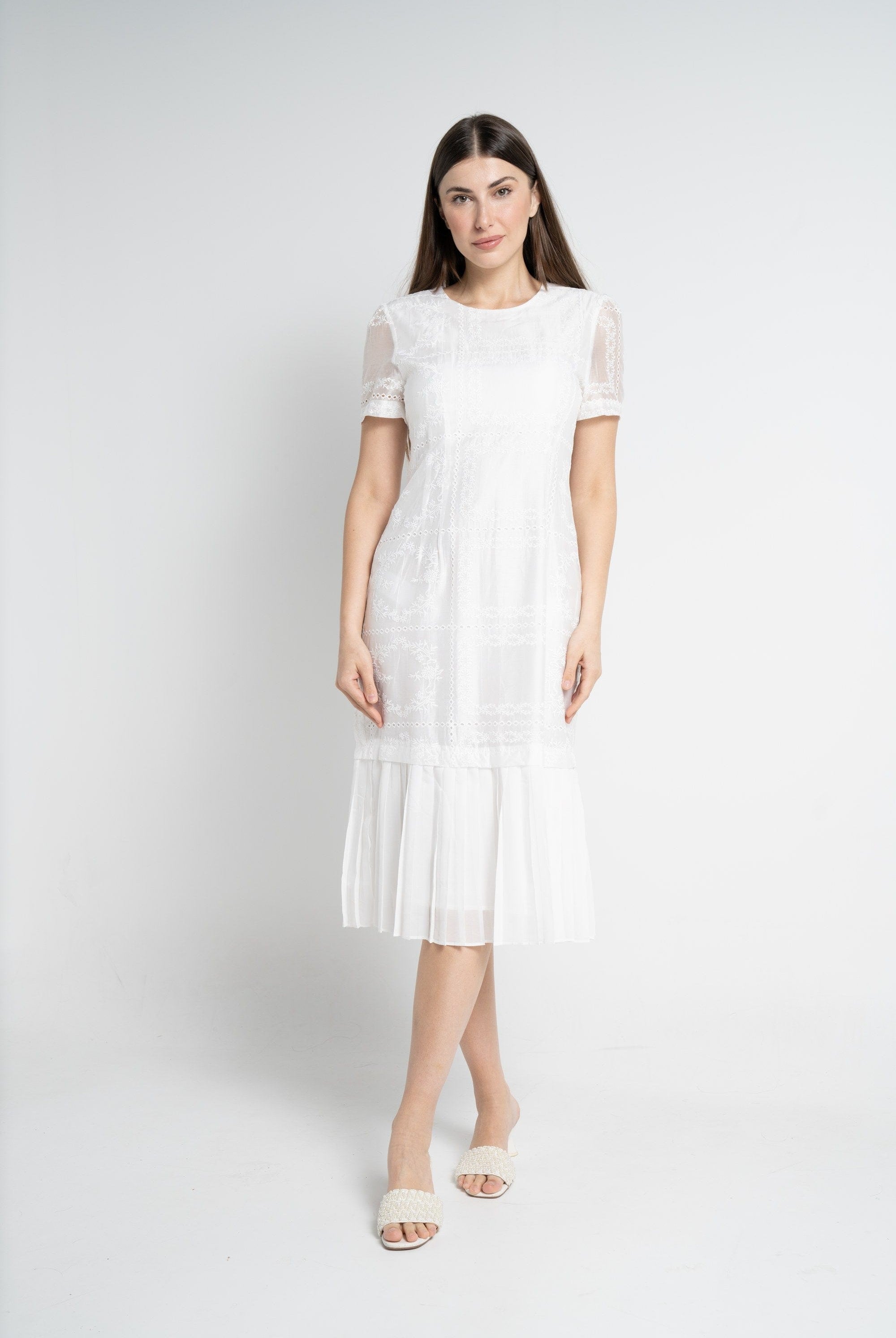 نتشي فستان ميدي بأكمام قصيرة بليسية من الأسفل