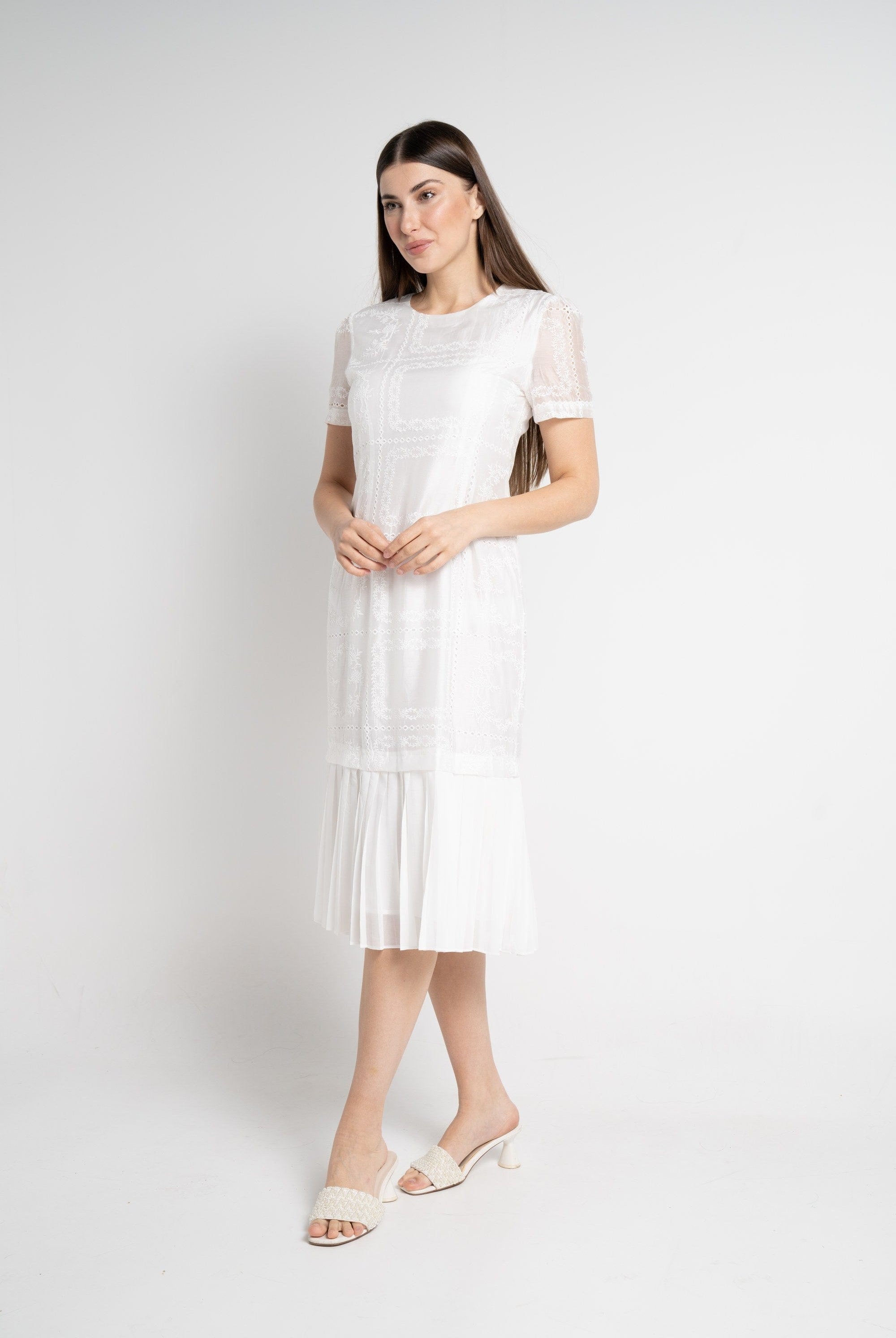 نتشي فستان ميدي بأكمام قصيرة بليسية من الأسفل