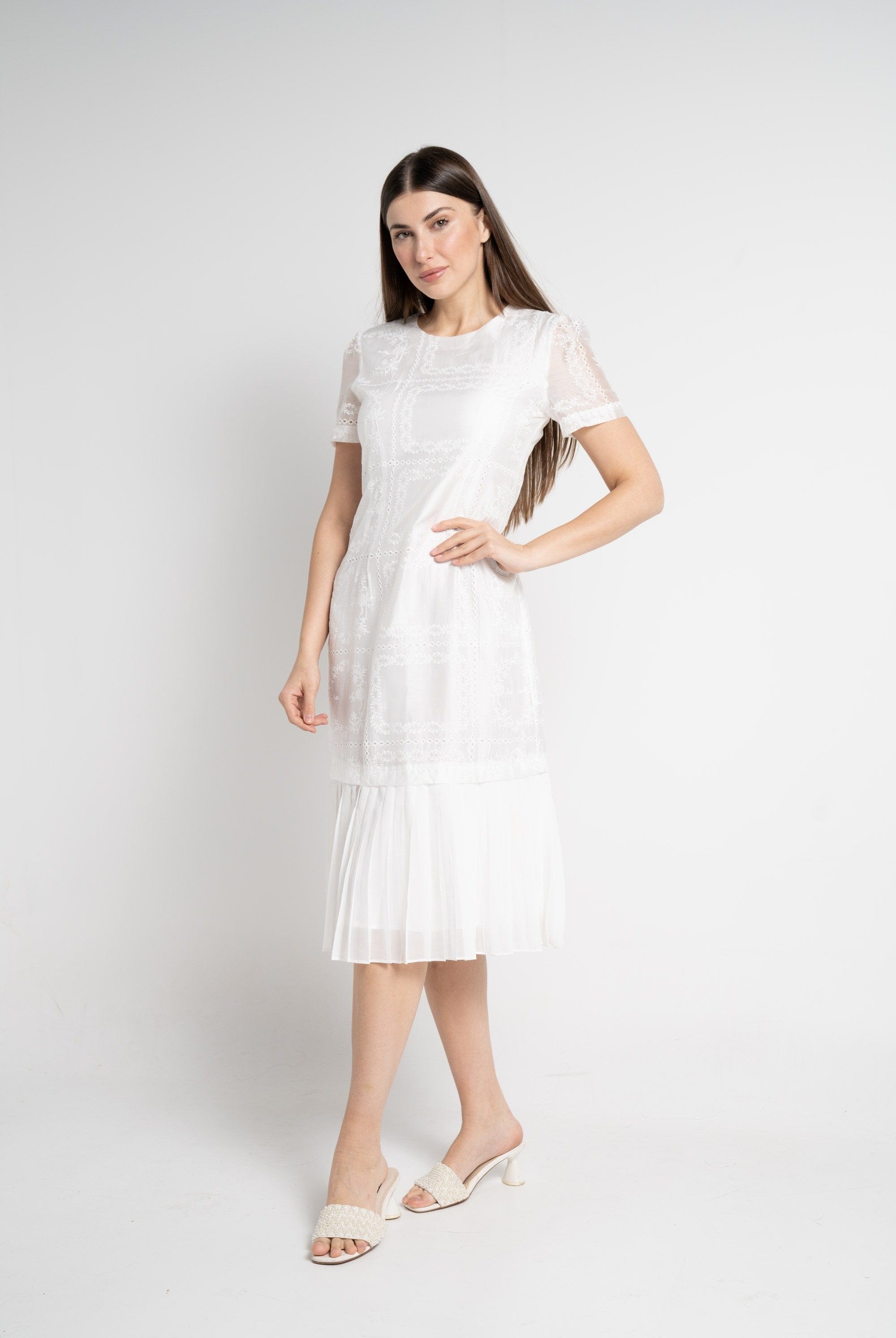 نتشي فستان ميدي بأكمام قصيرة بليسية من الأسفل