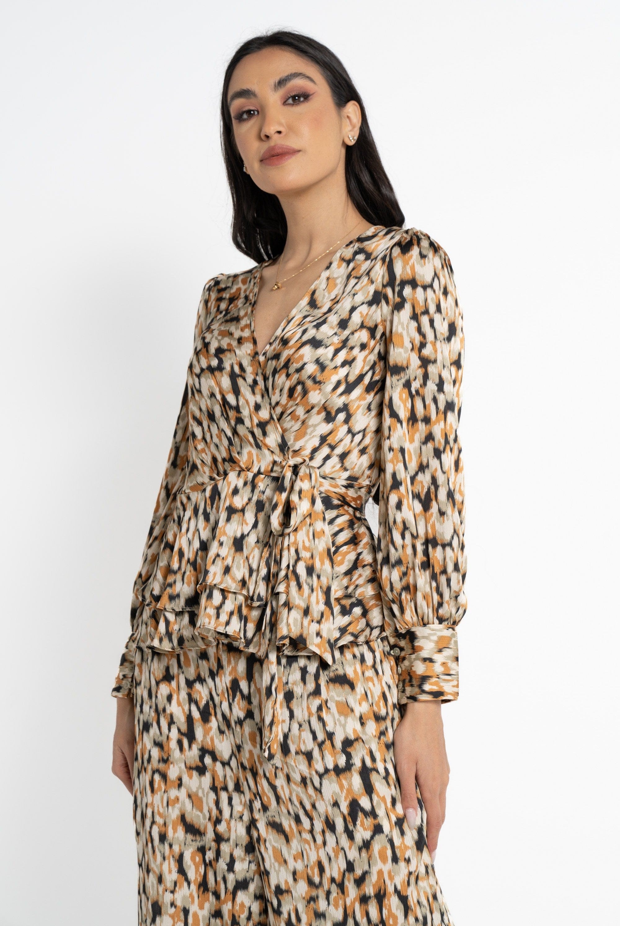 نتشي بلوزة بأكمام طويلة منقوشه بفتحة سبعة نسائية