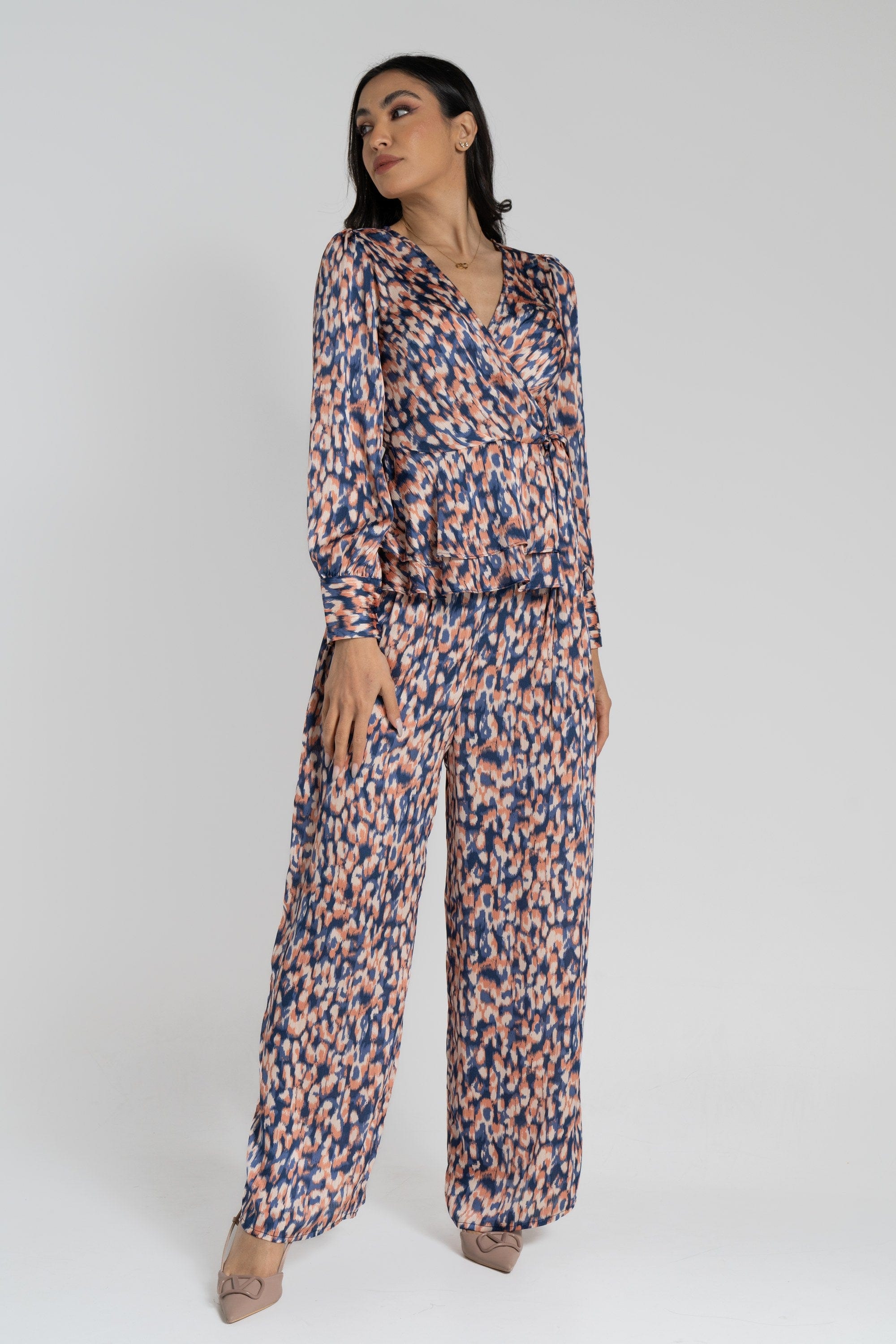 نتشي بلوزة بأكمام طويلة منقوشه بفتحة سبعة نسائية