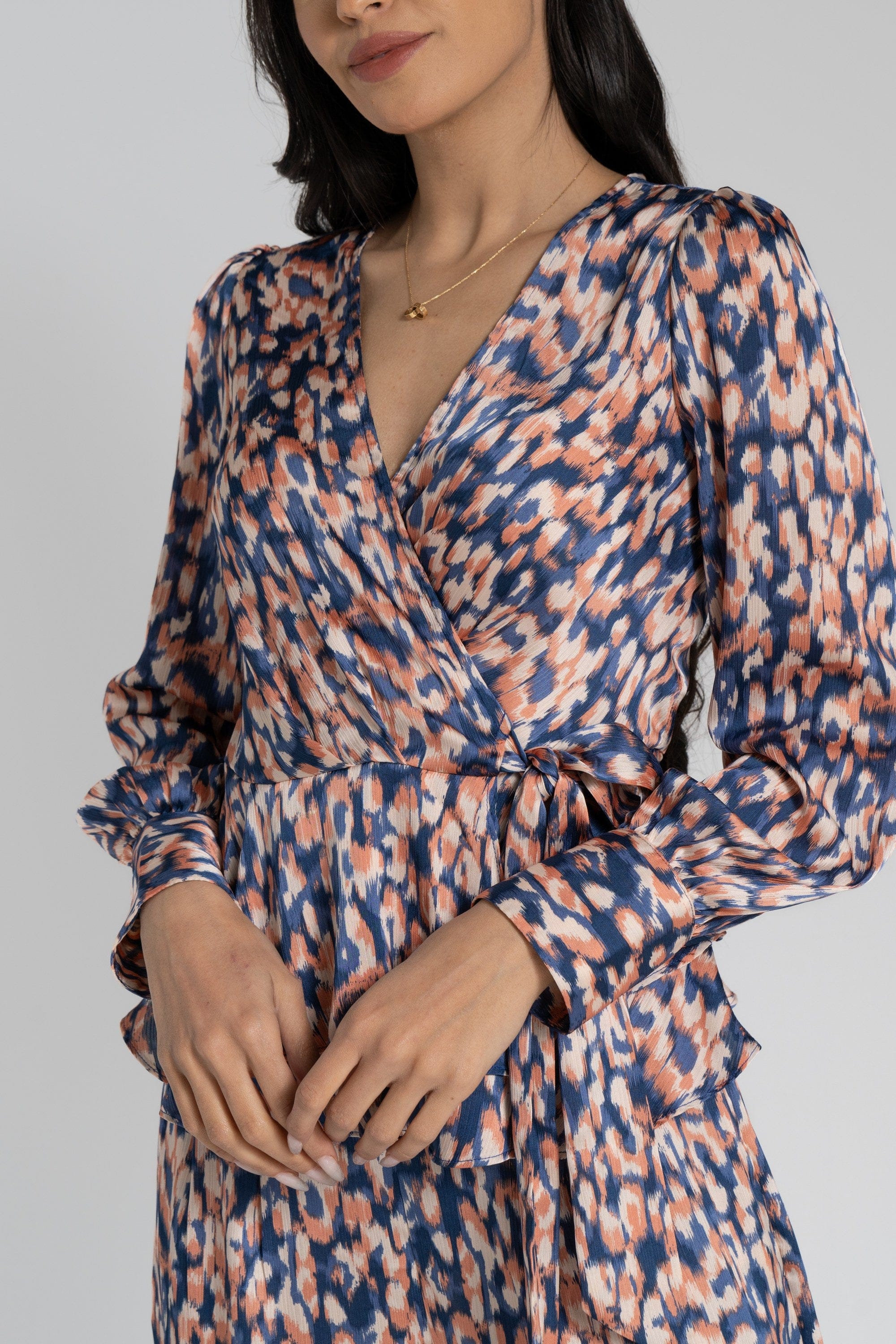 نتشي بلوزة بأكمام طويلة منقوشه بفتحة سبعة نسائية