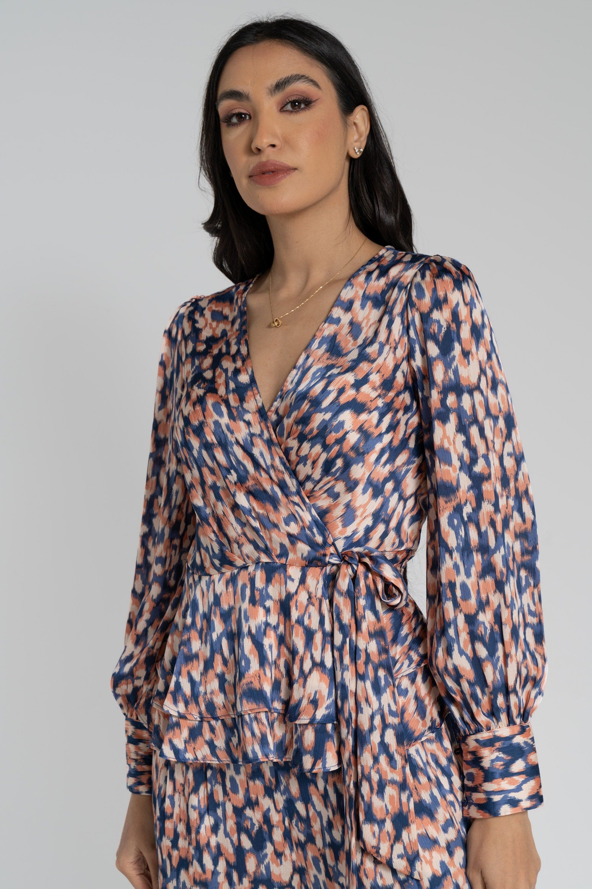 نتشي بلوزة بأكمام طويلة منقوشه بفتحة سبعة نسائية