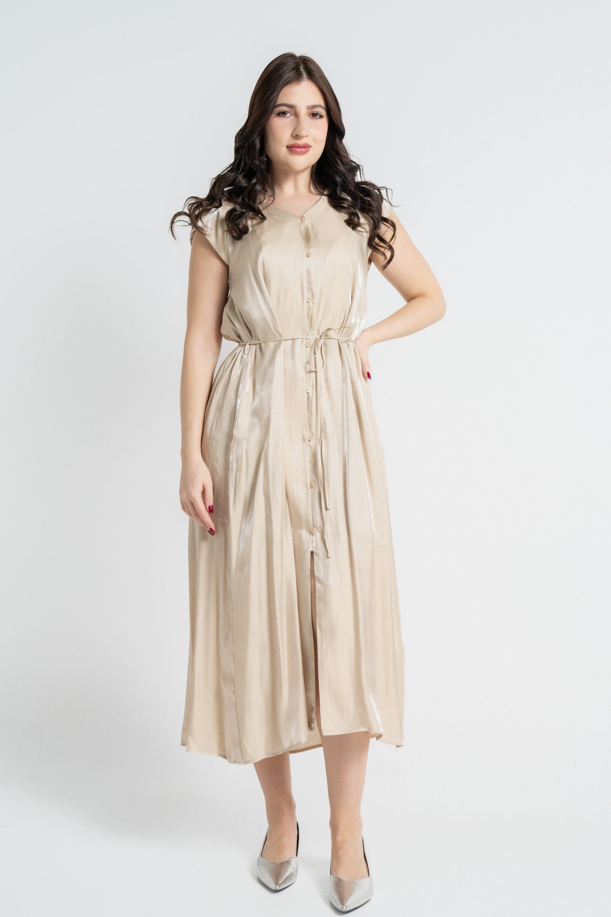 نتشي فستان ميدي بأكمام قصيرة بأزرار أمامية