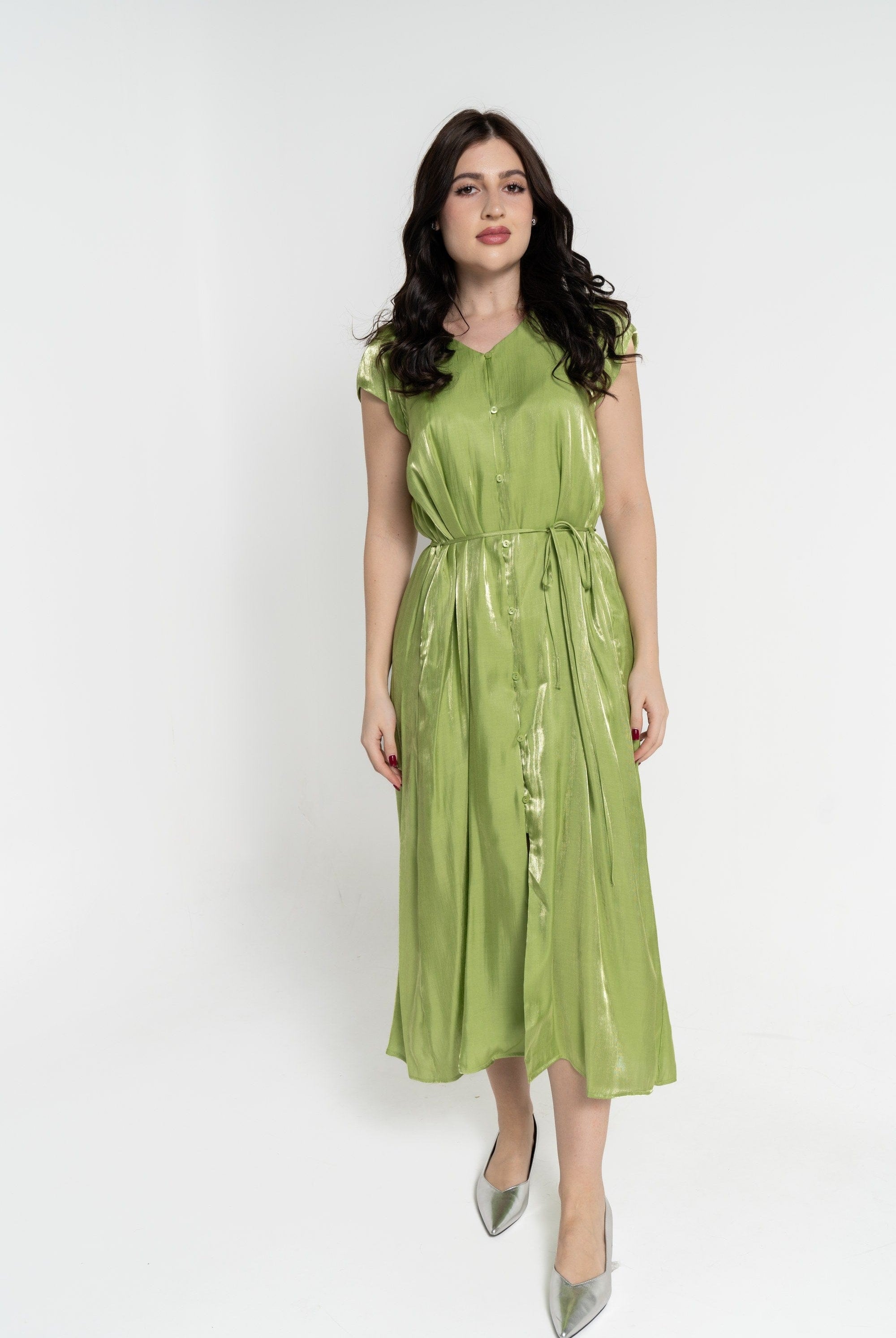 نتشي فستان ميدي بأكمام قصيرة بأزرار أمامية