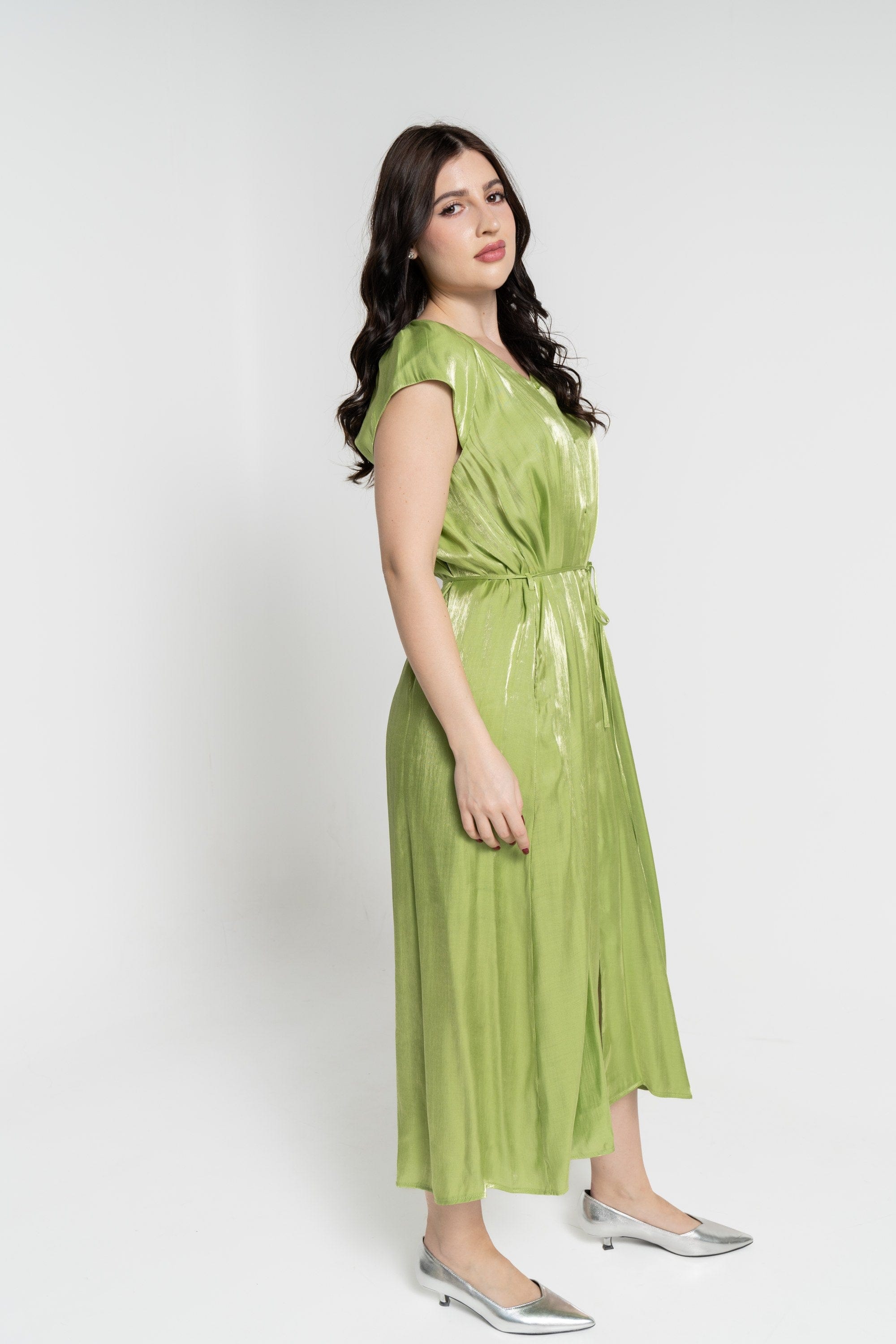 نتشي فستان ميدي بأكمام قصيرة بأزرار أمامية