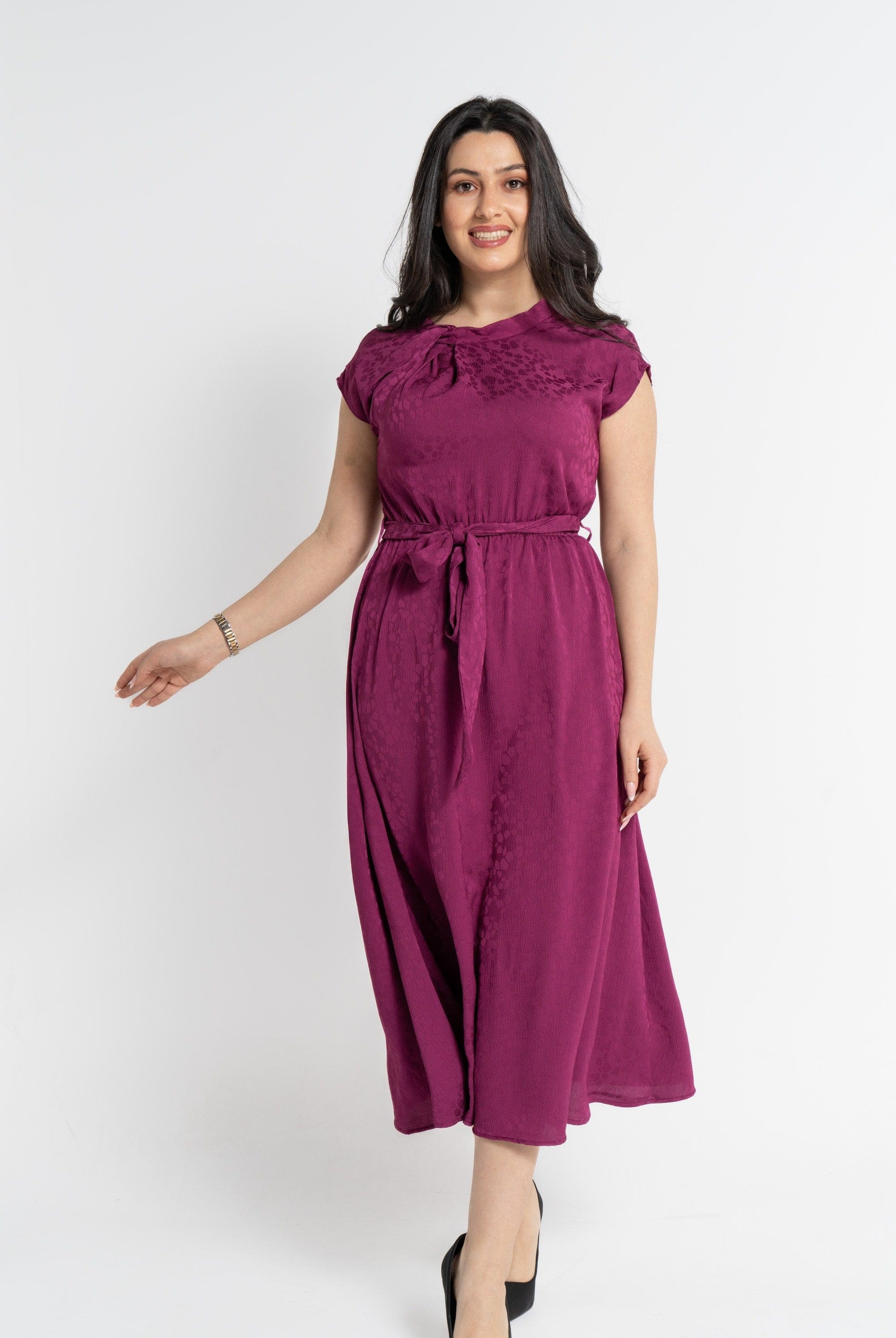 نتشي فستان ميدي بأكمام قصيرة مخصر سادة