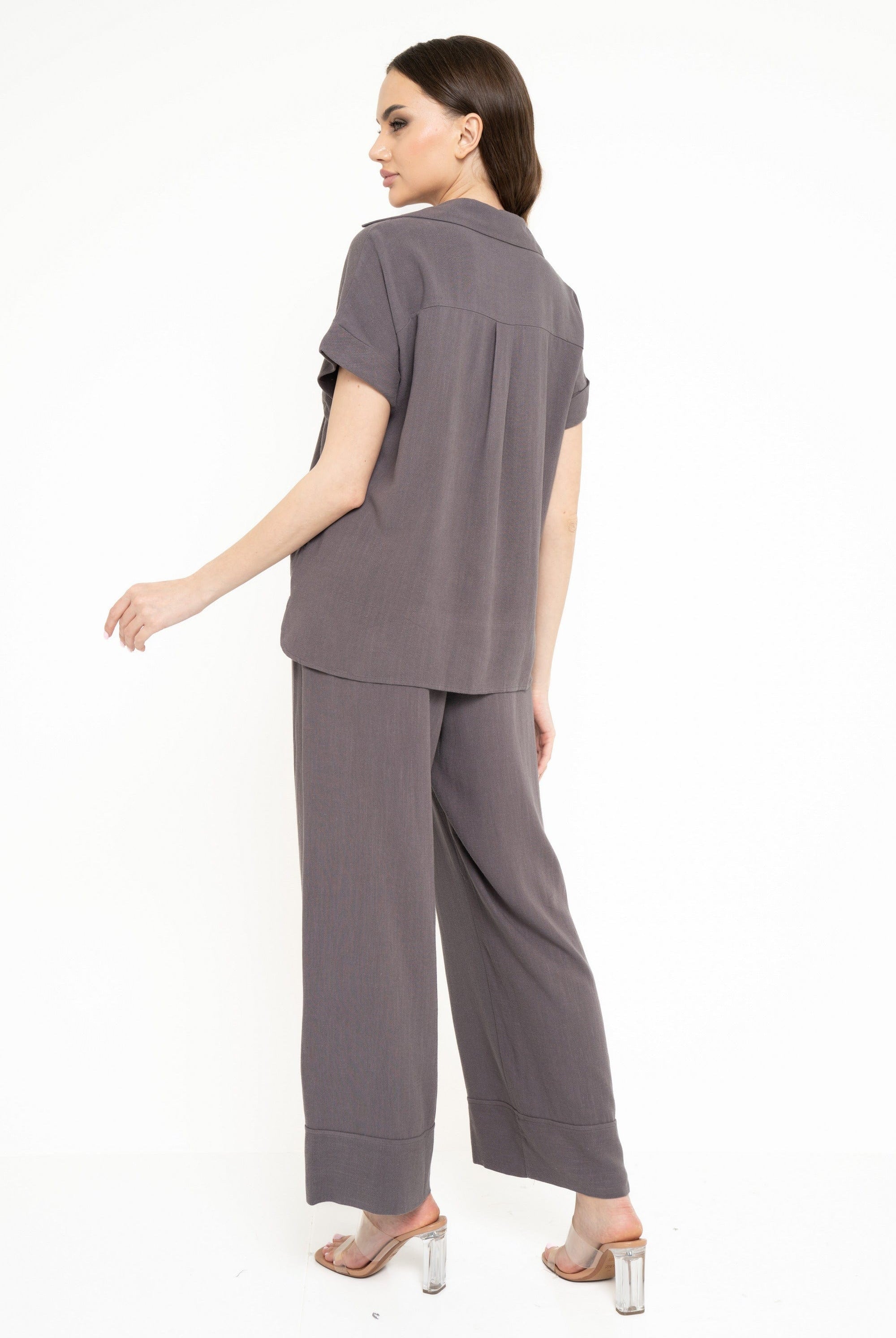 نتشي بلوزة سادة بفتحة V نص كم واسع نسائي