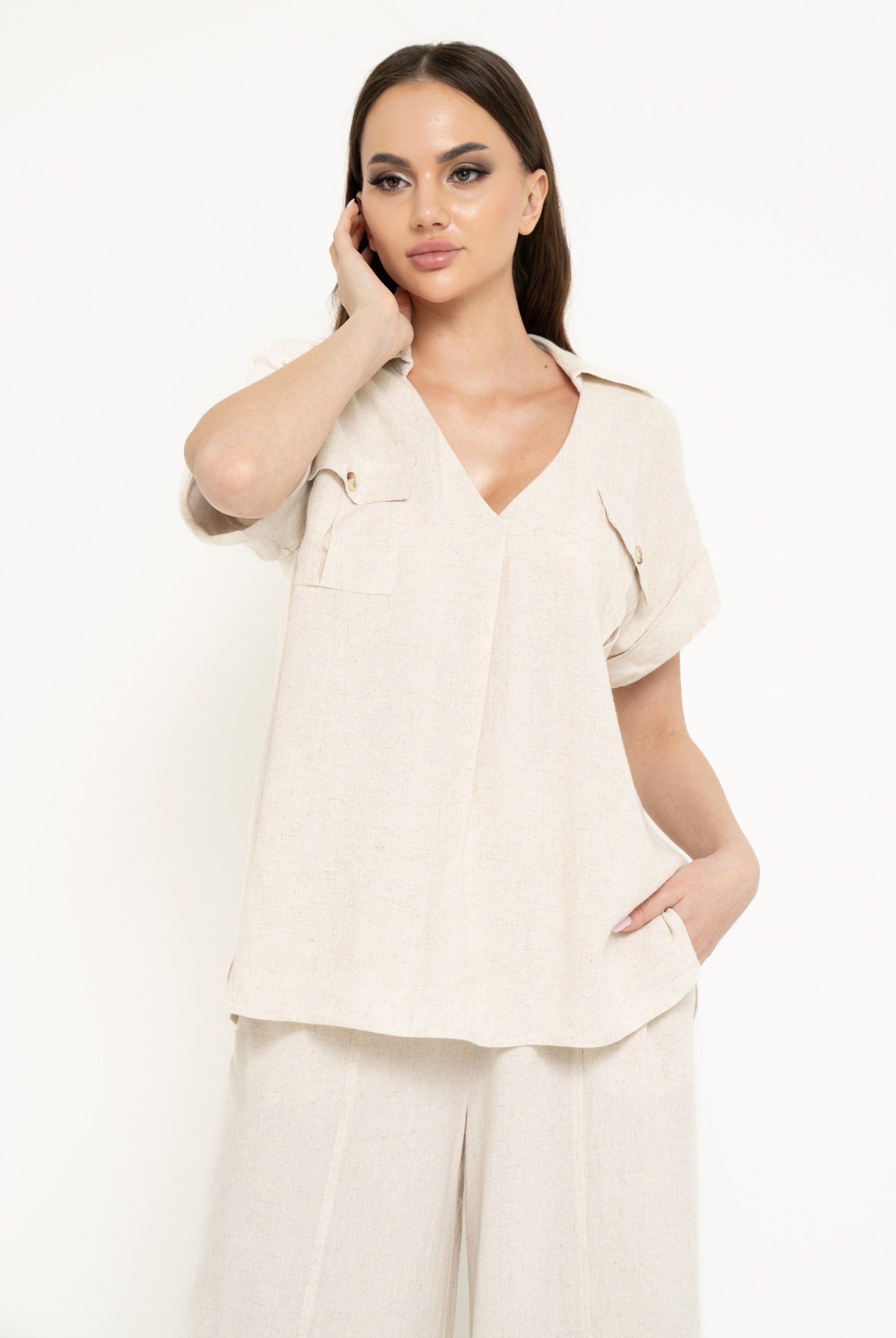 نتشي بلوزة سادة بفتحة V نص كم واسع نسائي