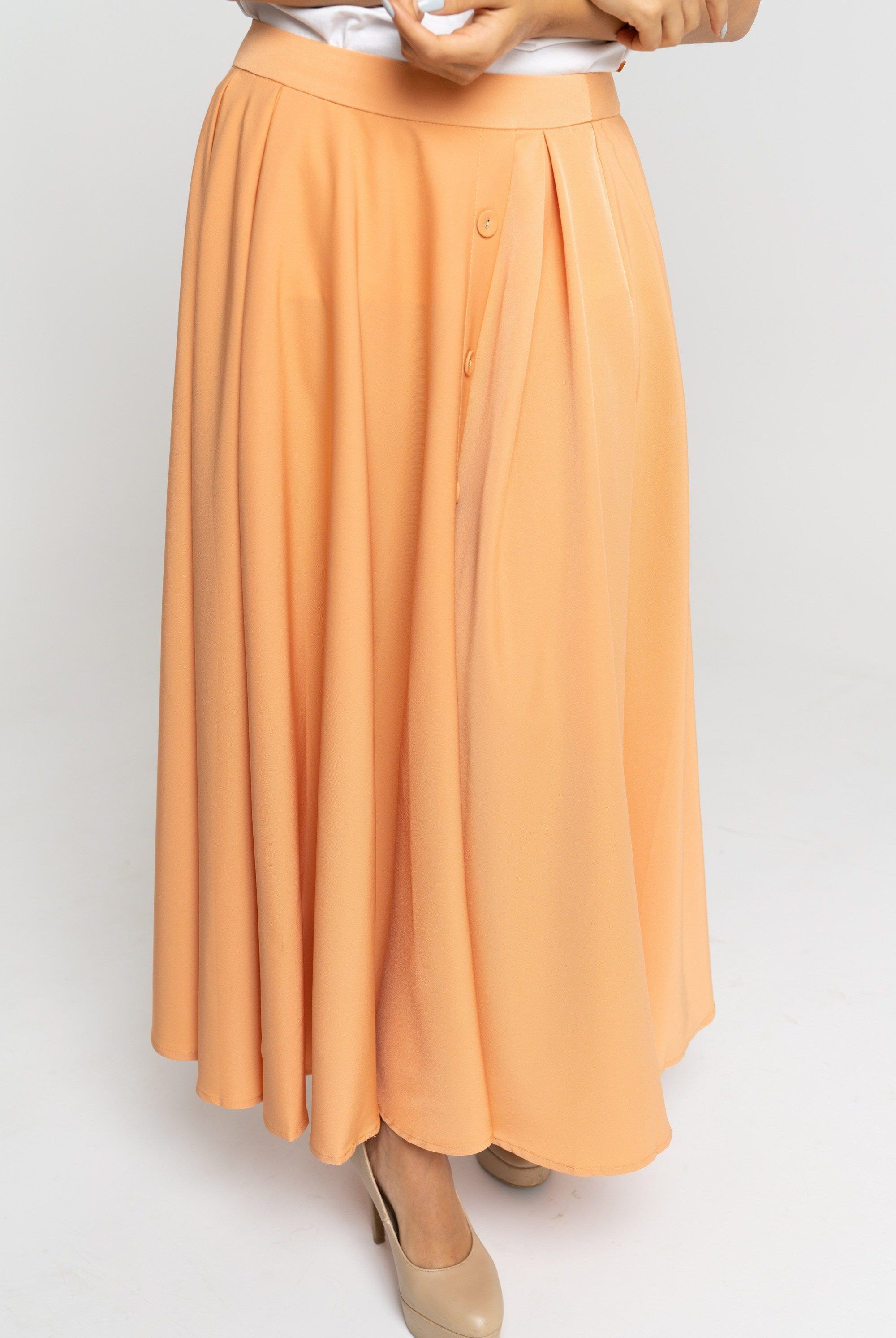 نتشي تنورة ميدي بأزرار أمامية