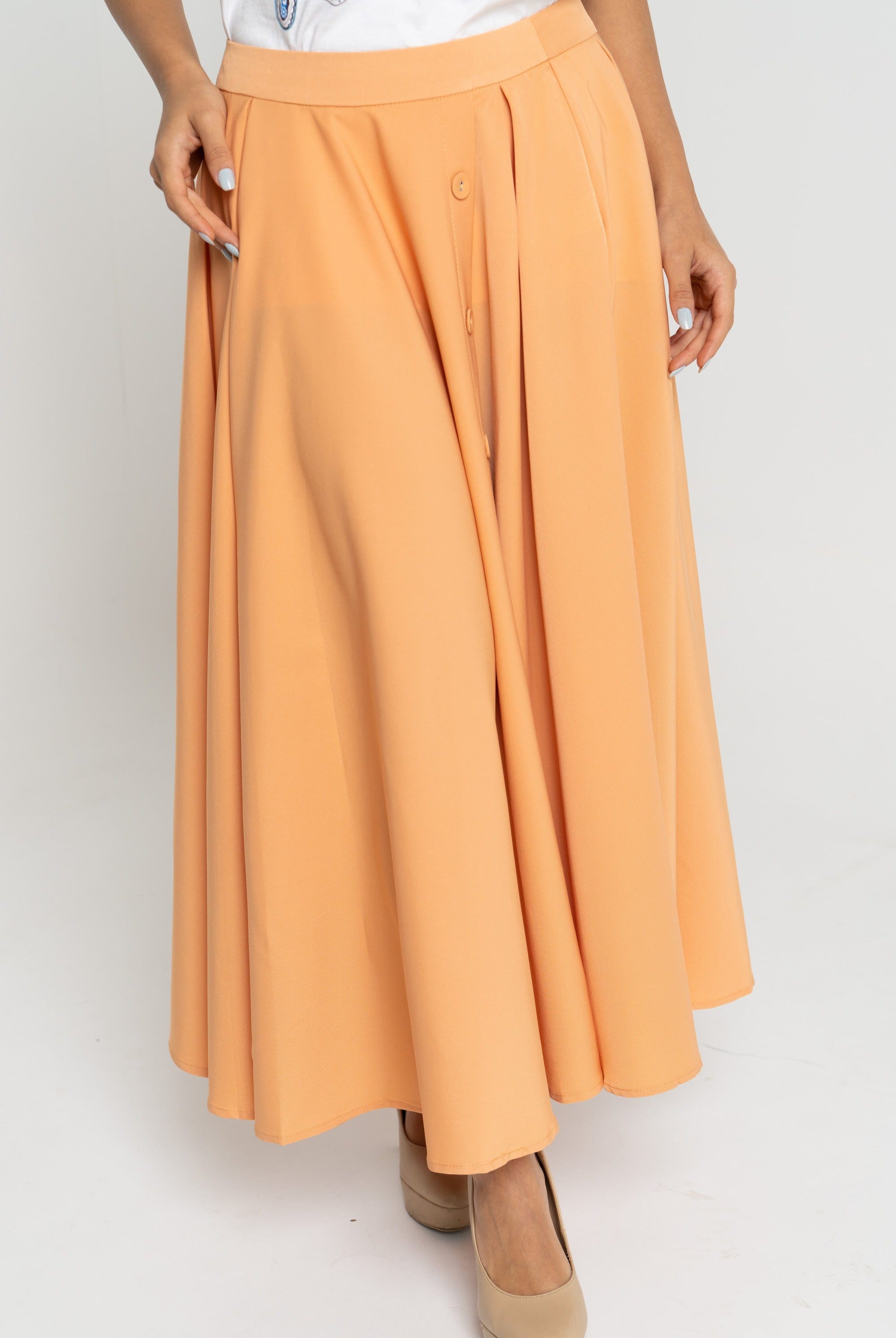 نتشي تنورة ميدي بأزرار أمامية