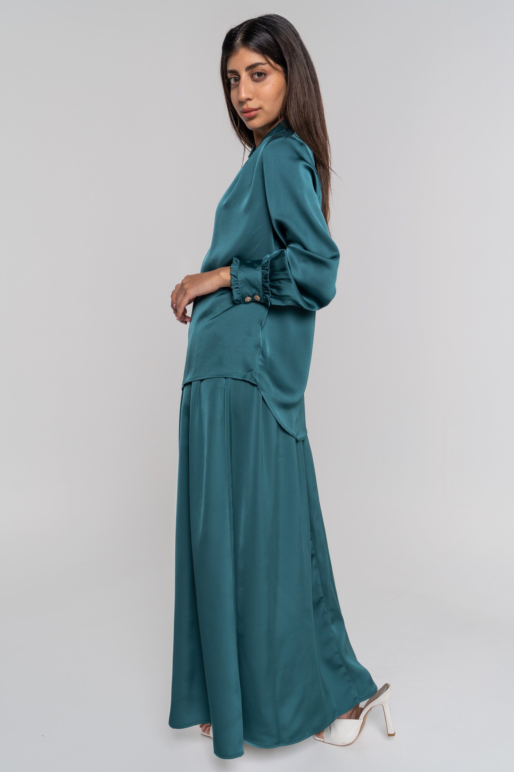 نتشي بلوزة سادة بفتحة صدر V بأكمام طويلة بأساور أزرار