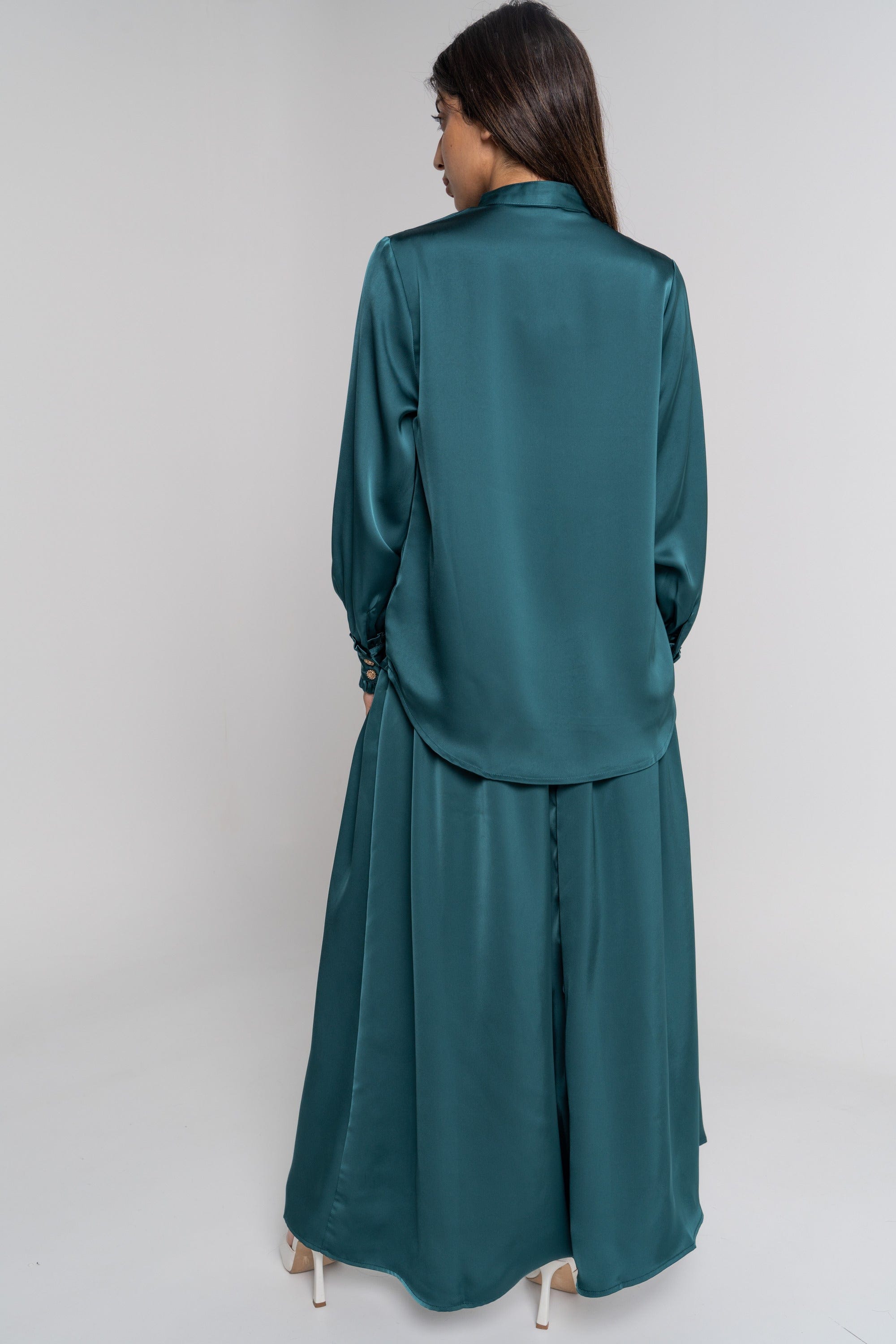 نتشي بلوزة سادة بفتحة صدر V بأكمام طويلة بأساور أزرار