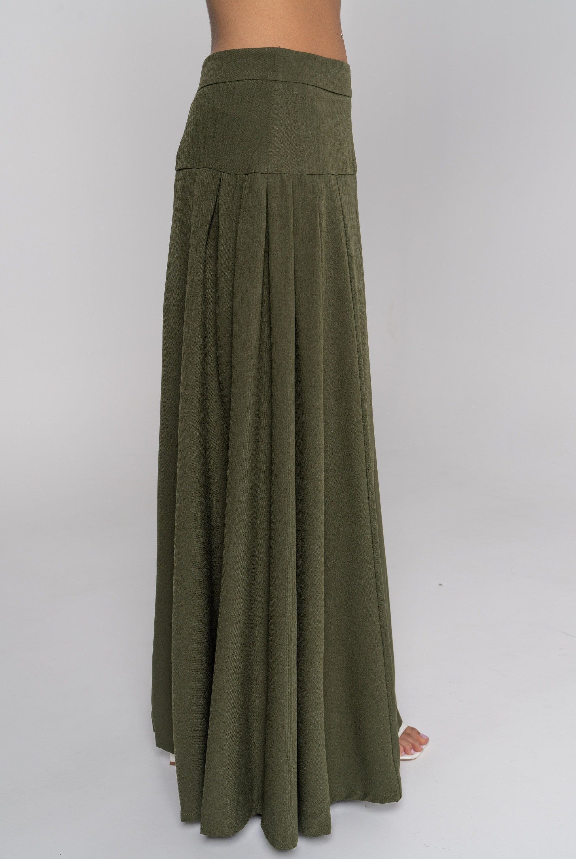 نتشي تنورة طويلة سادة واسعة بكسرات من الجانبين