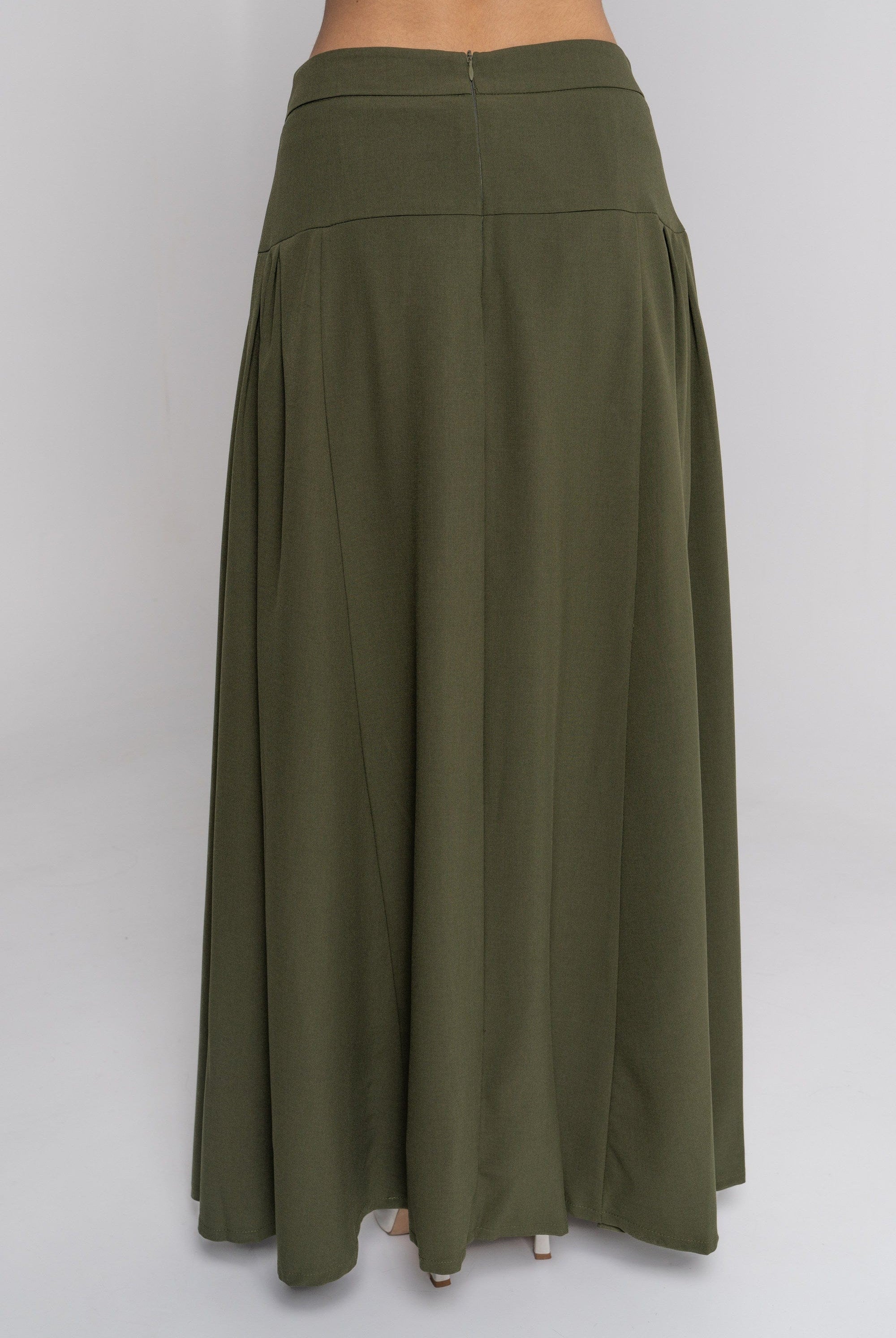 نتشي تنورة طويلة سادة واسعة بكسرات من الجانبين