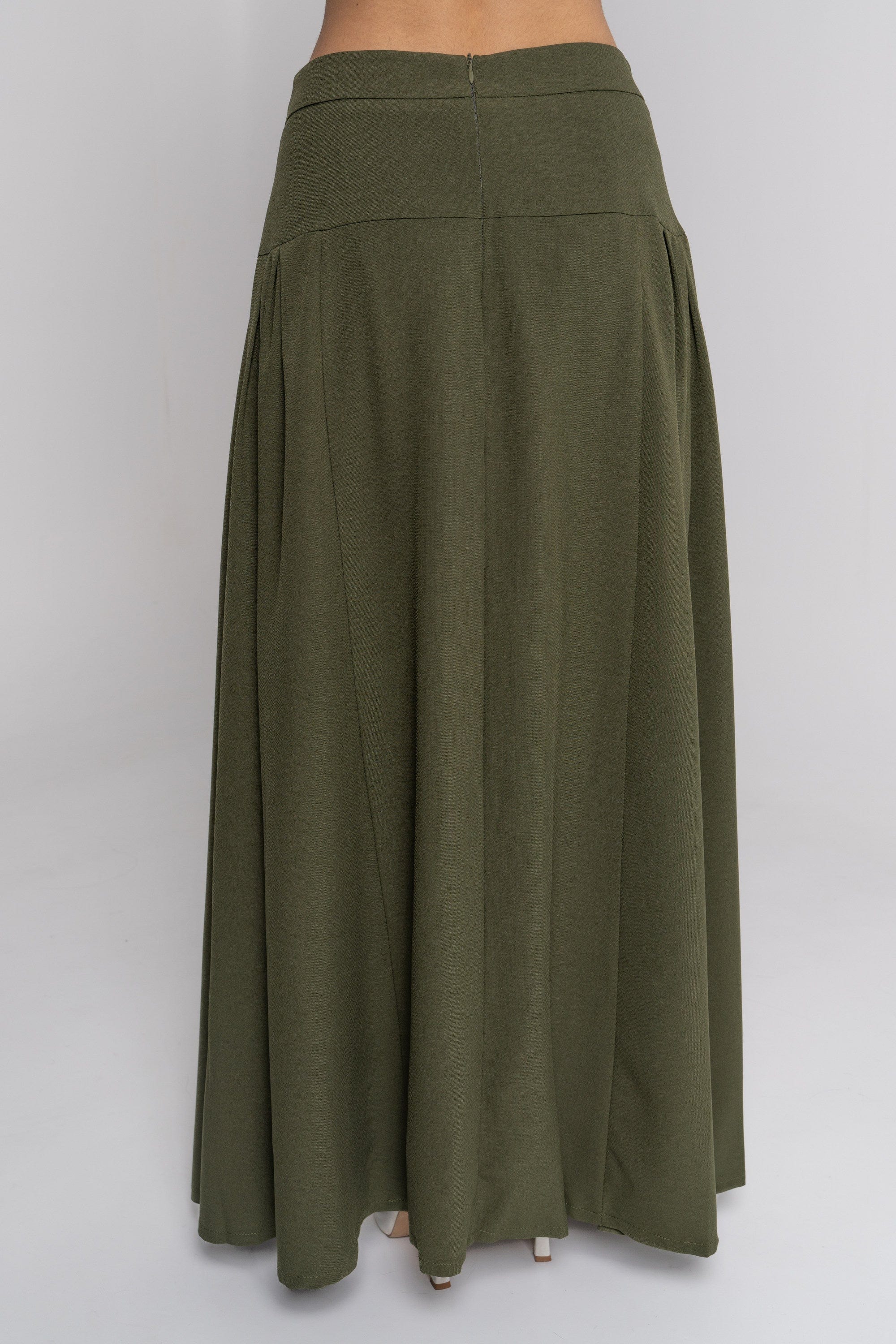 نتشي تنورة طويلة سادة واسعة بكسرات من الجانبين