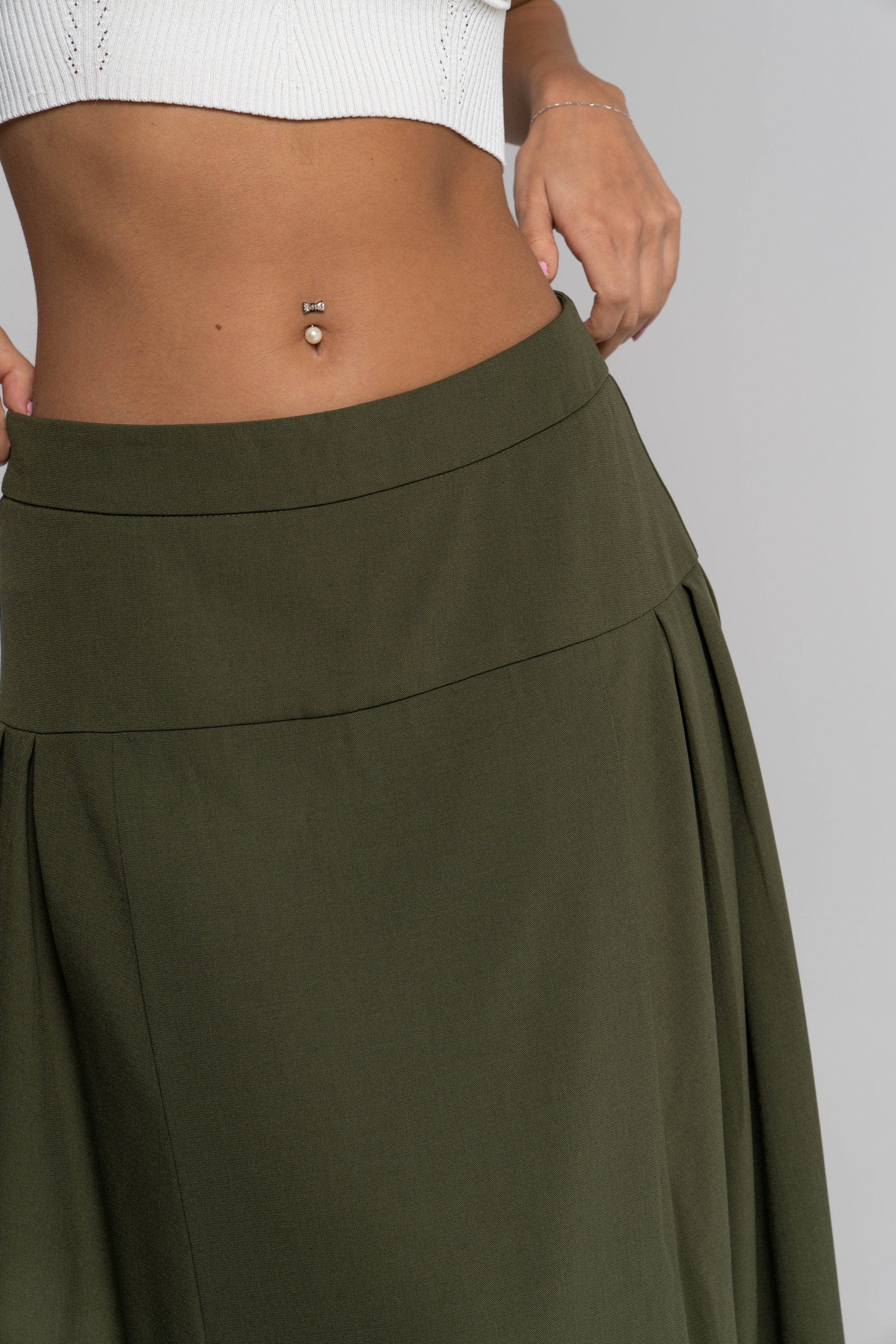 نتشي تنورة طويلة سادة واسعة بكسرات من الجانبين