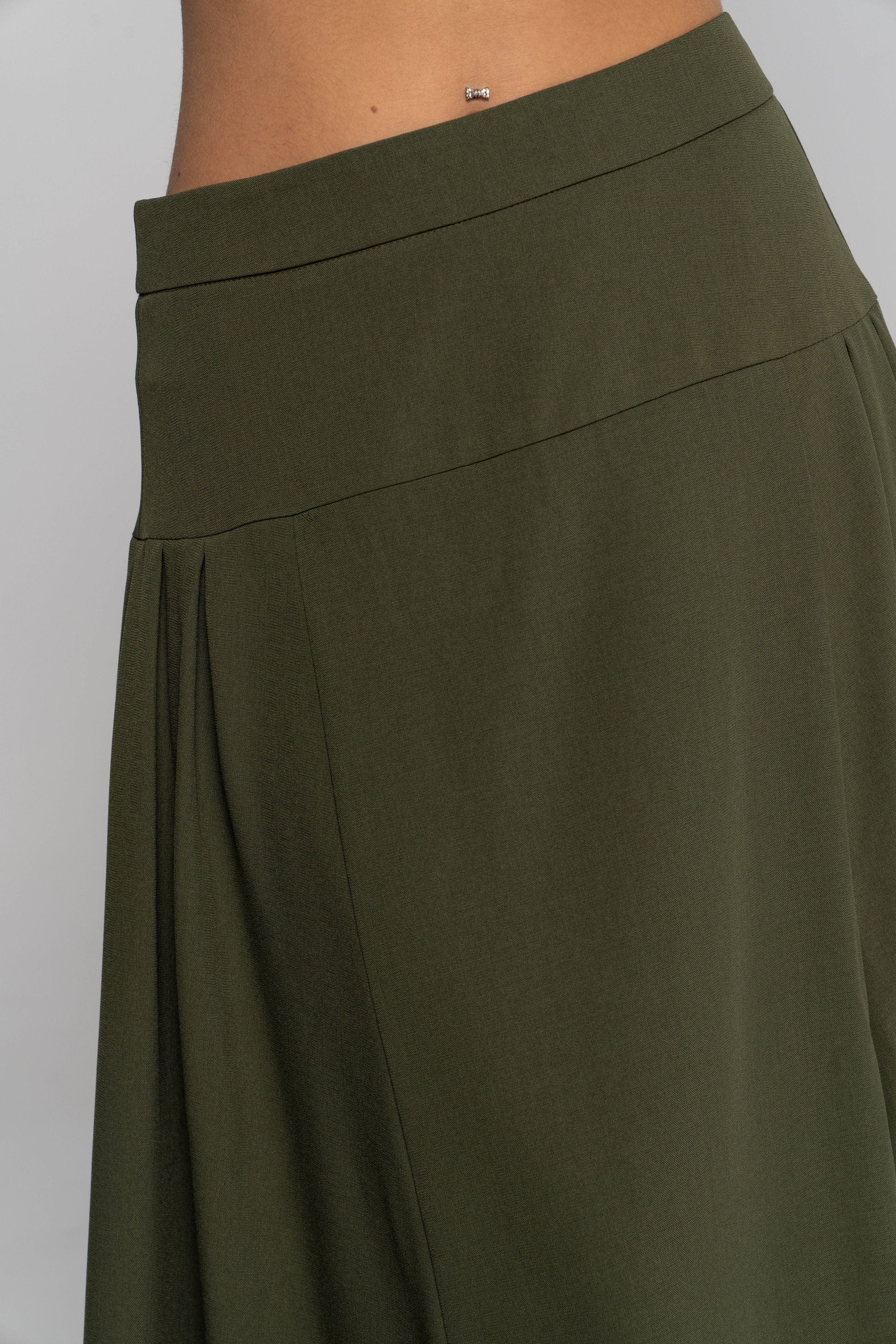 نتشي تنورة طويلة سادة واسعة بكسرات من الجانبين