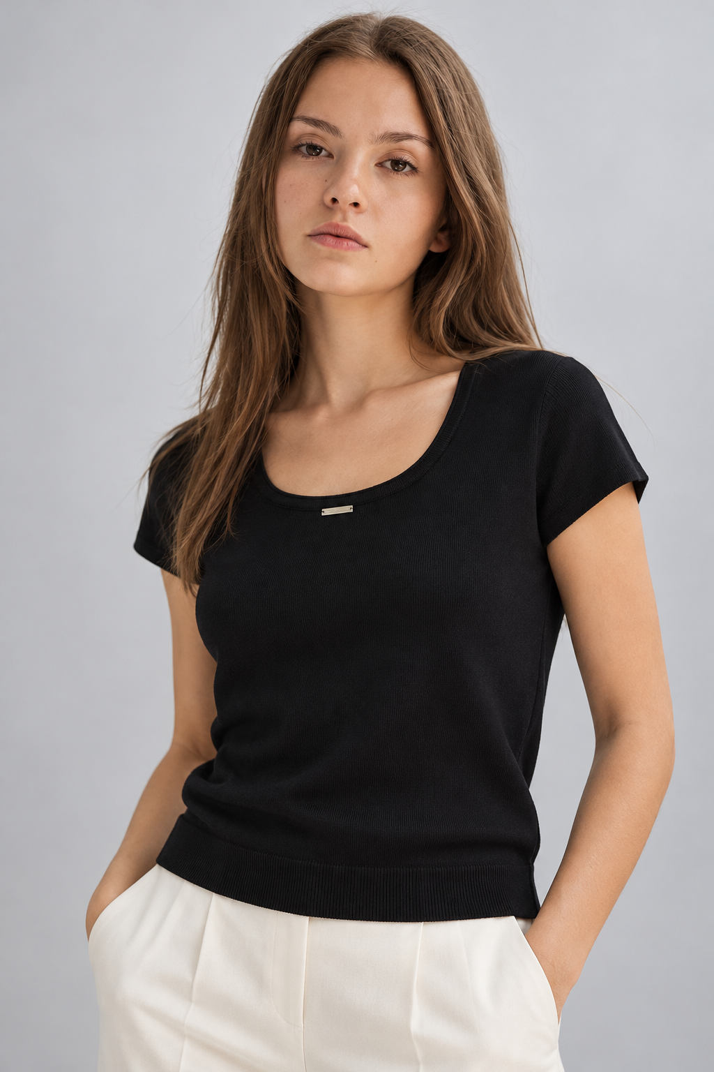 LIV0333AGI black garment detail on Karolina