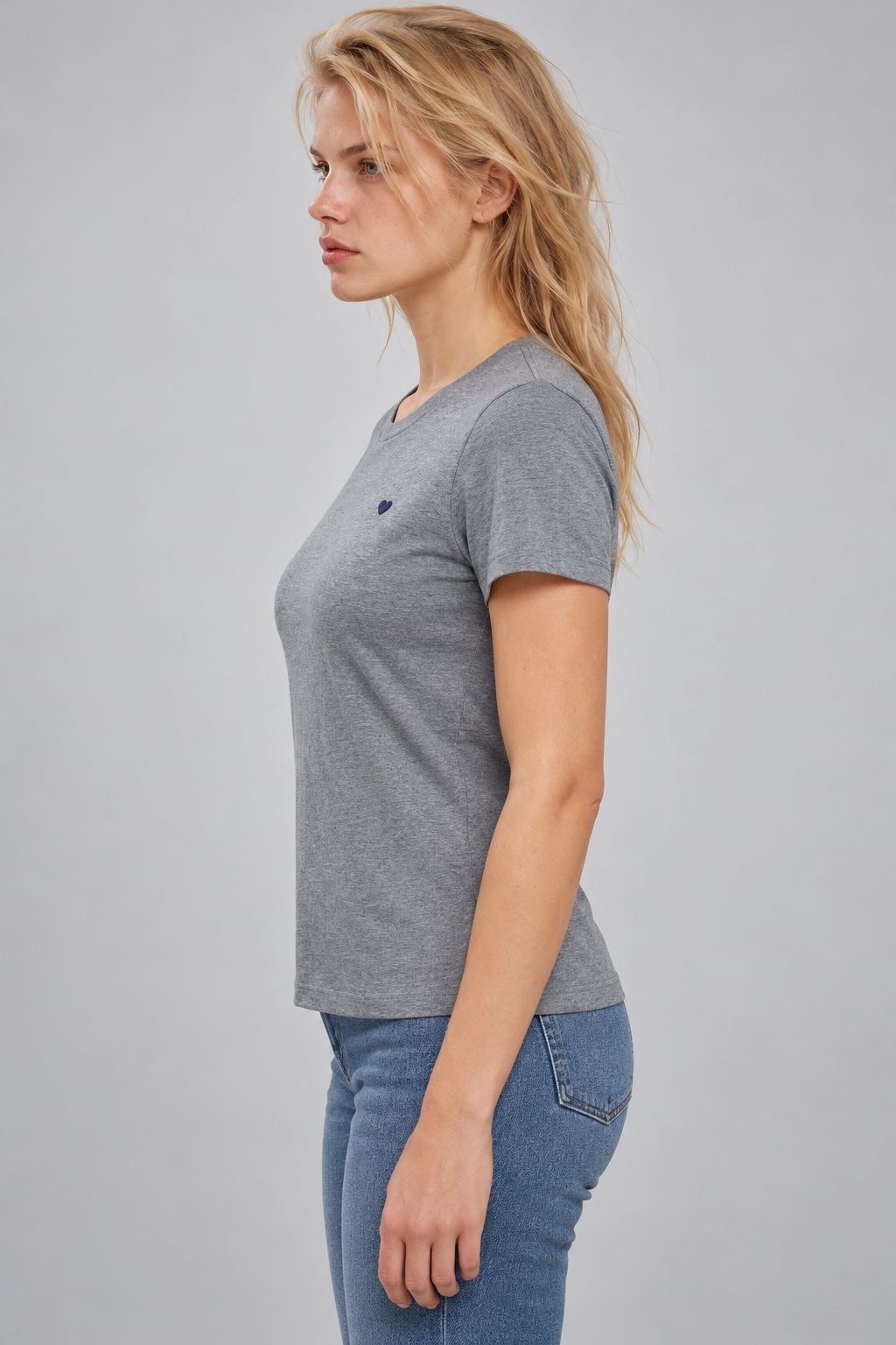 LIV0348AGI gray tee side on model Sasa