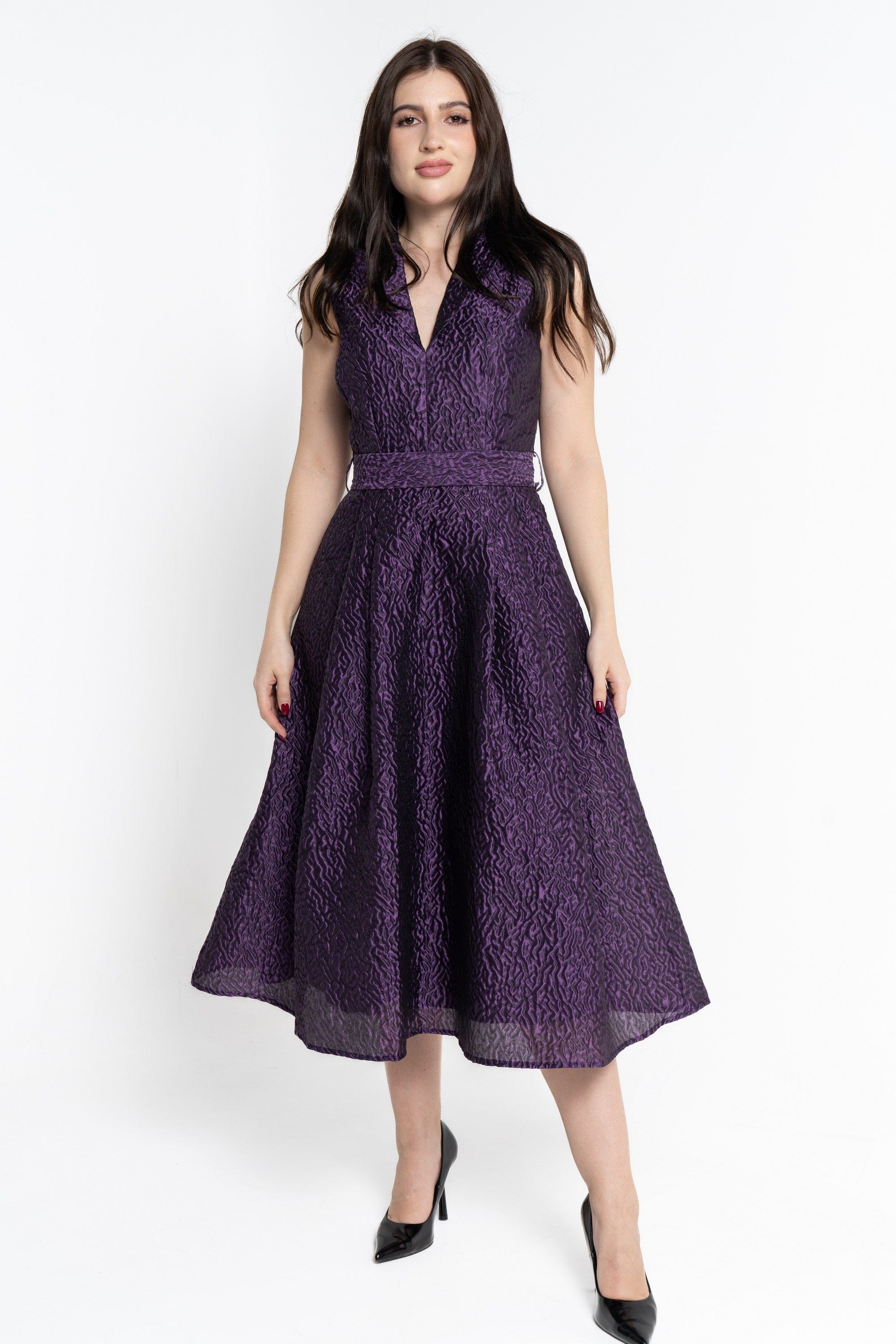 نتشي فستان ميدي بدون أكمام منقوش بفتحة صدر عريضة