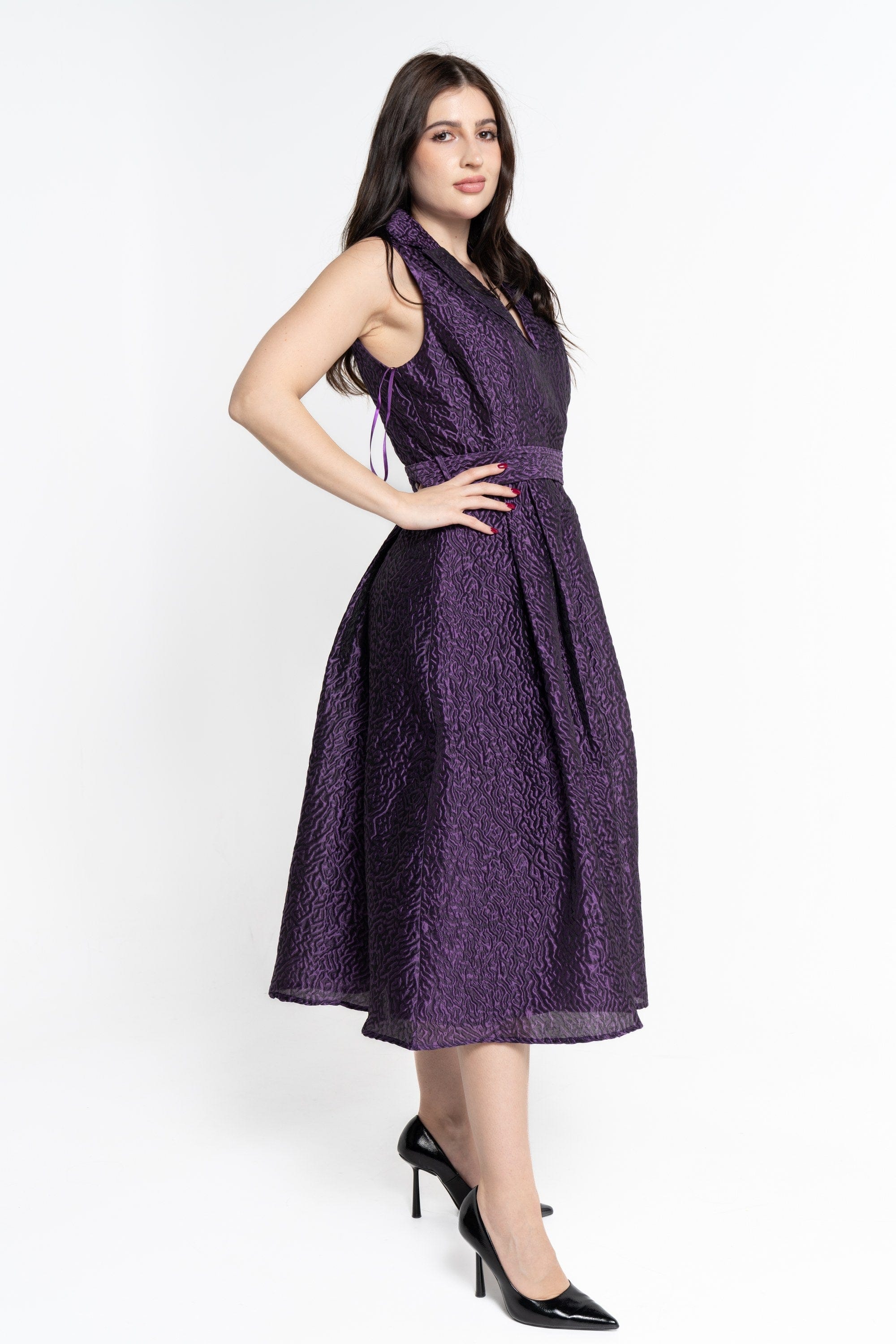 نتشي فستان ميدي بدون أكمام منقوش بفتحة صدر عريضة