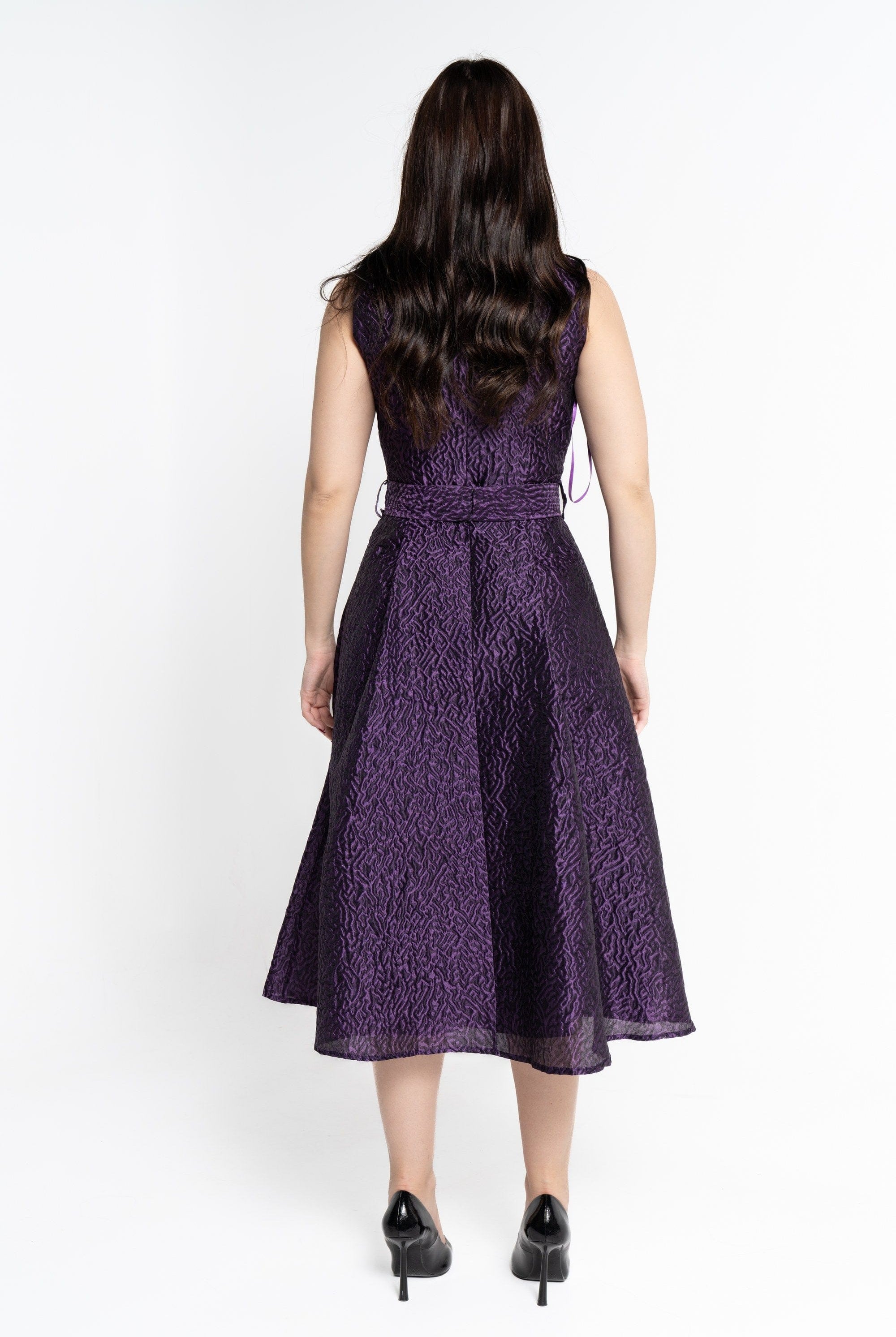 نتشي فستان ميدي بدون أكمام منقوش بفتحة صدر عريضة