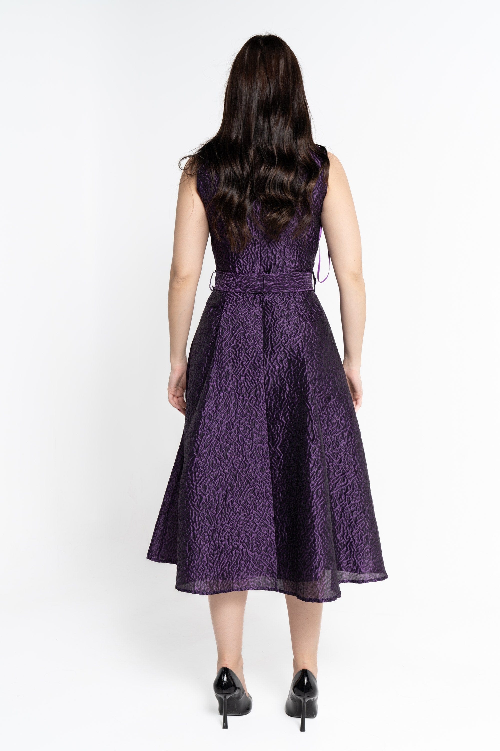 نتشي فستان ميدي بدون أكمام منقوش بفتحة صدر عريضة