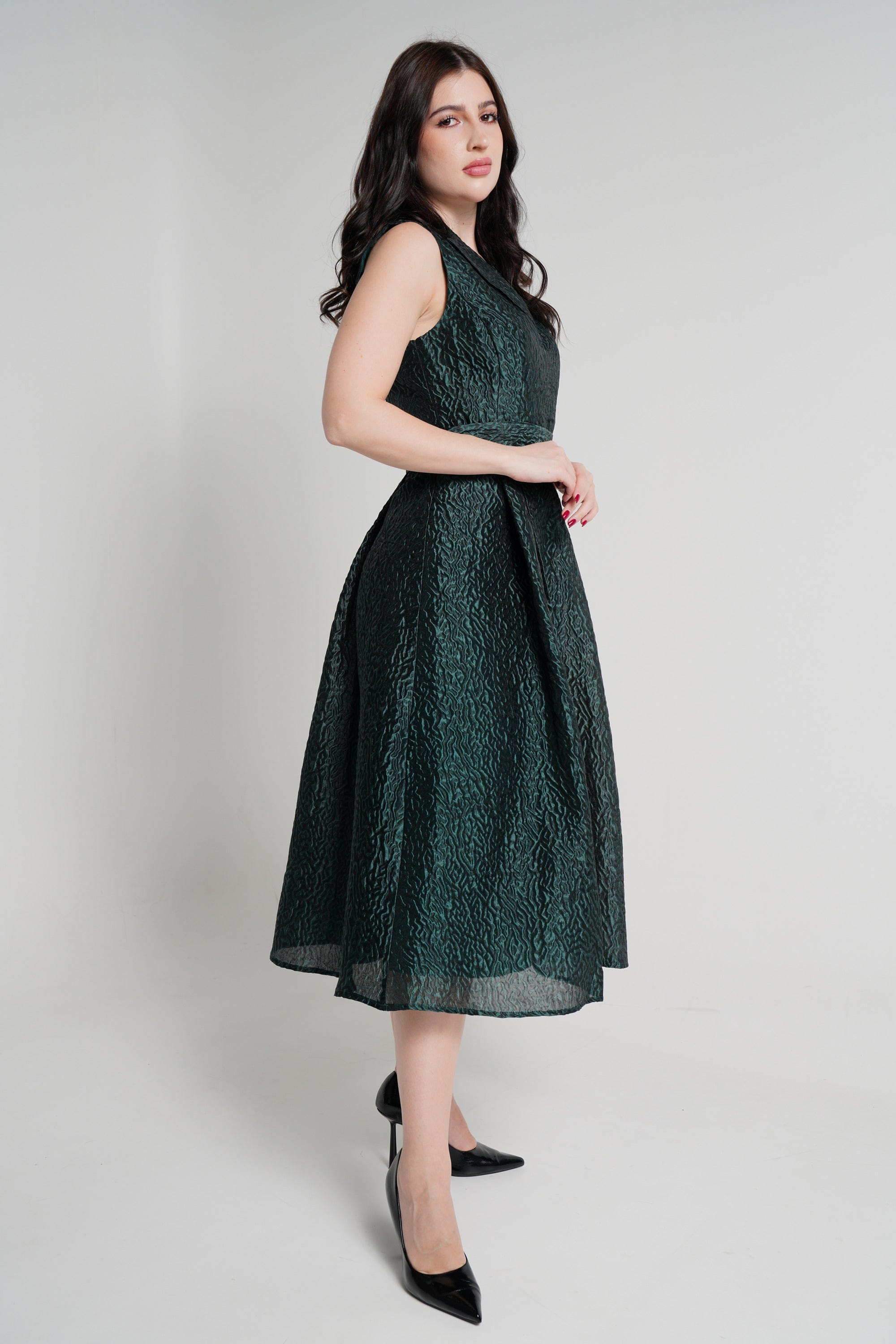 نتشي فستان ميدي بدون أكمام منقوش بفتحة صدر عريضة