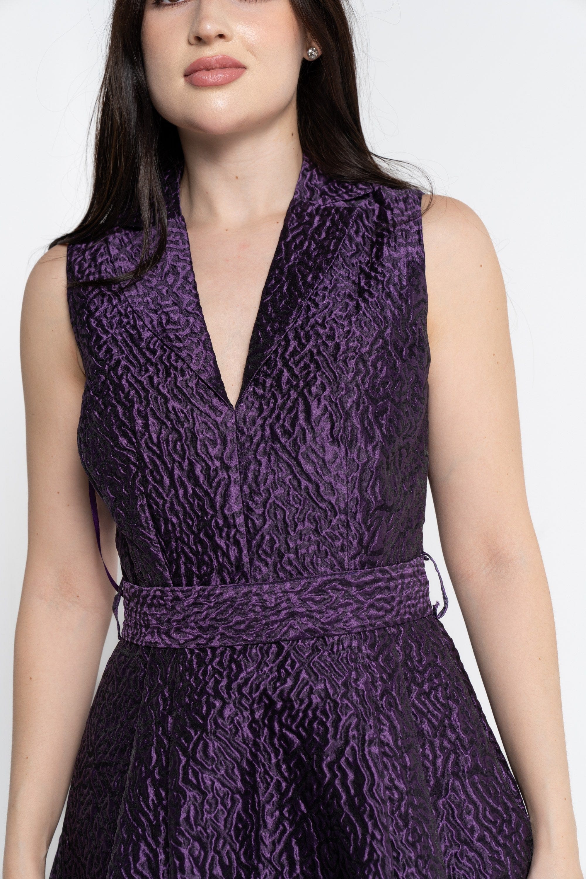 نتشي فستان ميدي بدون أكمام منقوش بفتحة صدر عريضة