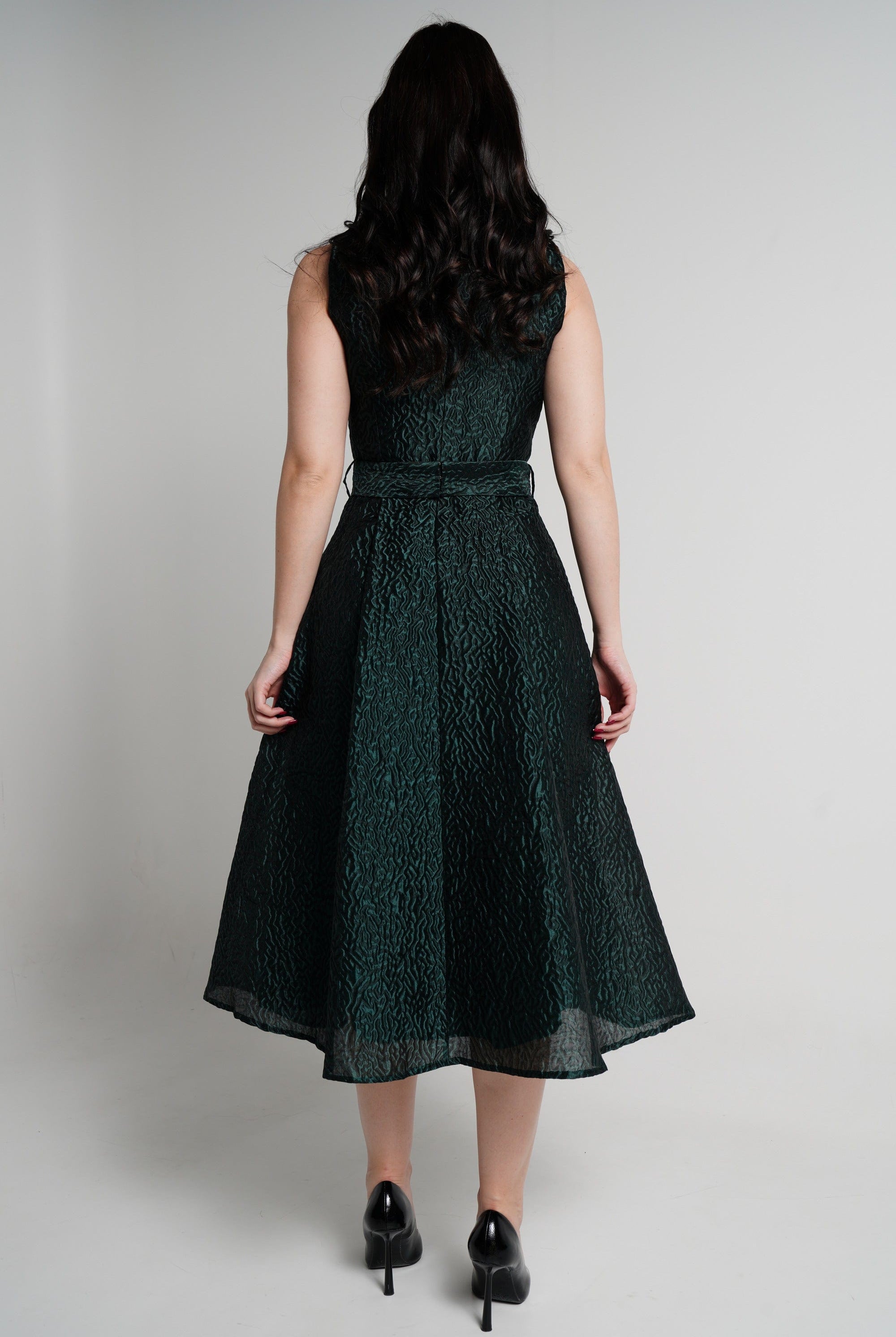 نتشي فستان ميدي بدون أكمام منقوش بفتحة صدر عريضة