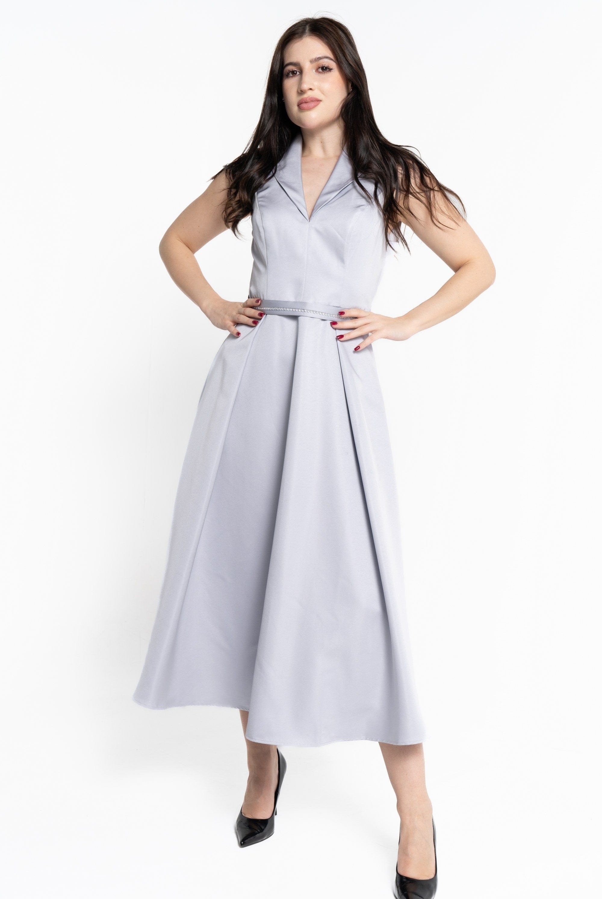 نتشي فستان ميدي بدون أكمام بخصر مطرز