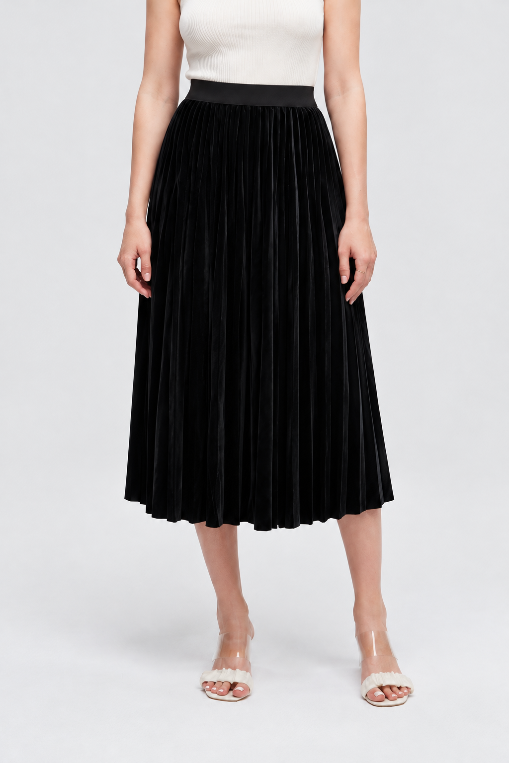 LV1259W264KG black garment front - model Nina