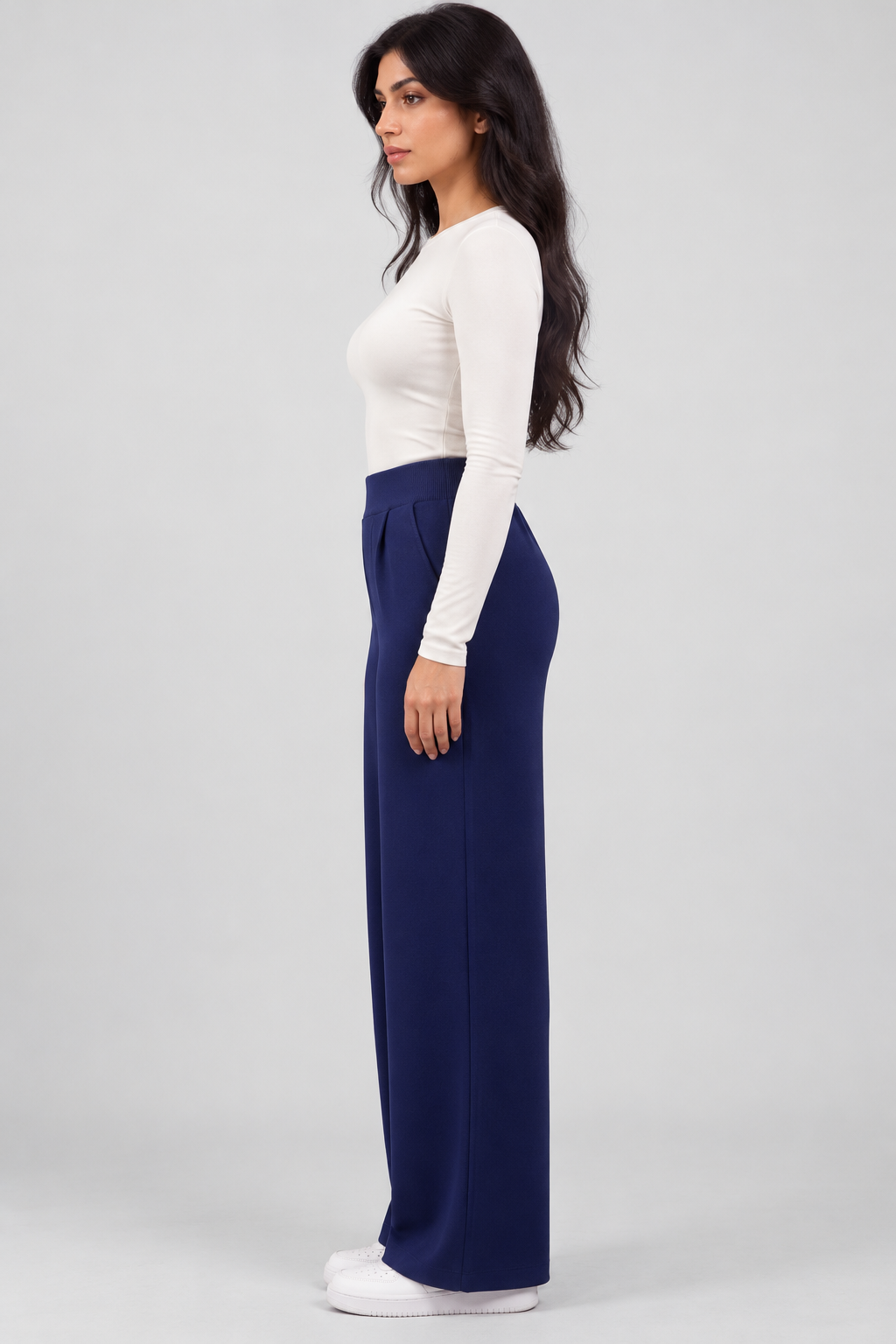 Helya, blue pants, side