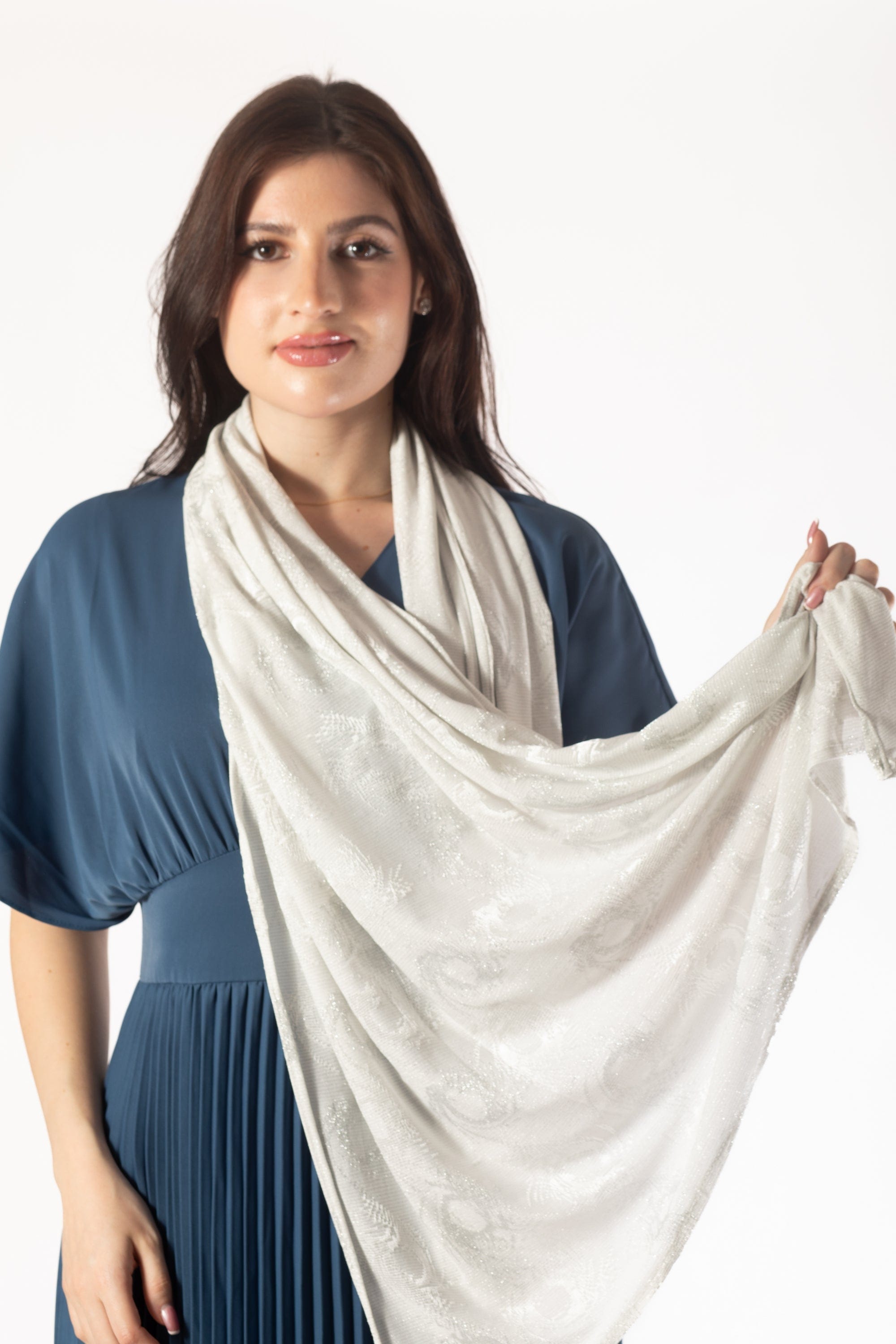 وشاح نسائي مطرز