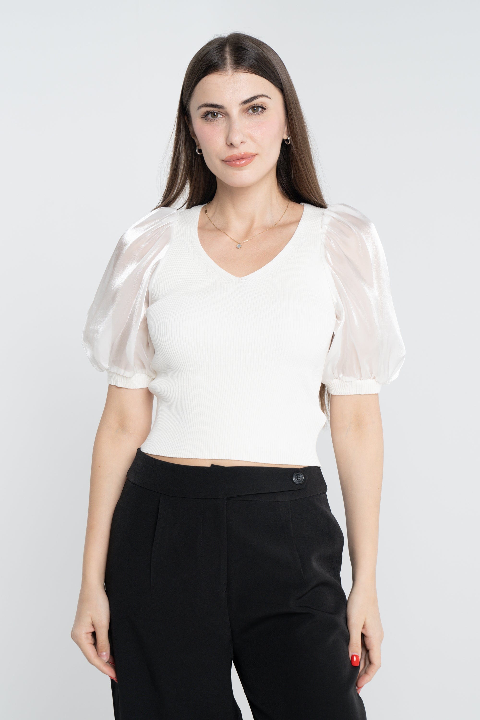 ميكا بلوزة سادة بفتحة صدر نص كم بف نسائي