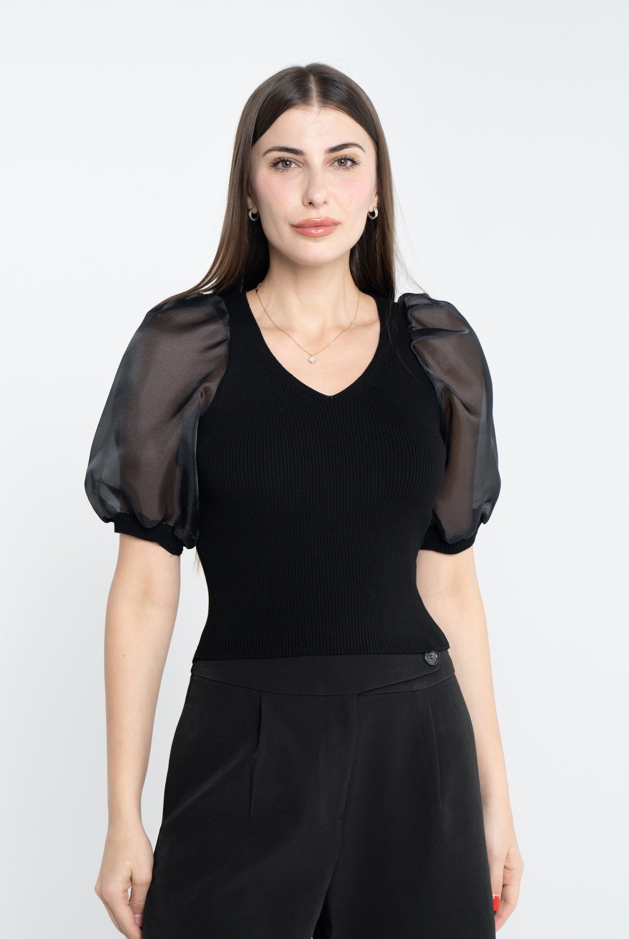 ميكا بلوزة سادة بفتحة صدر نص كم بف نسائي