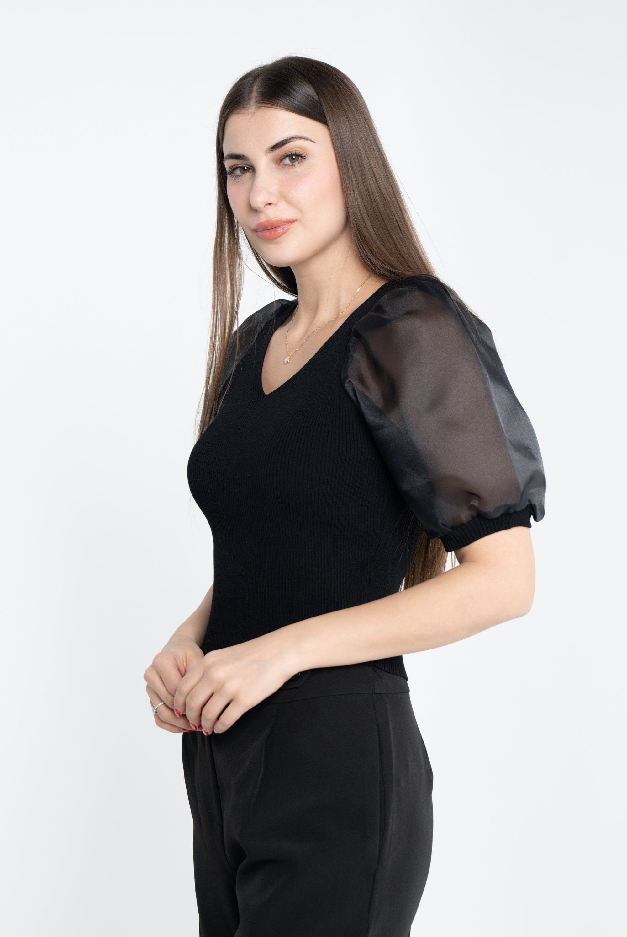 ميكا بلوزة سادة بفتحة صدر نص كم بف نسائي