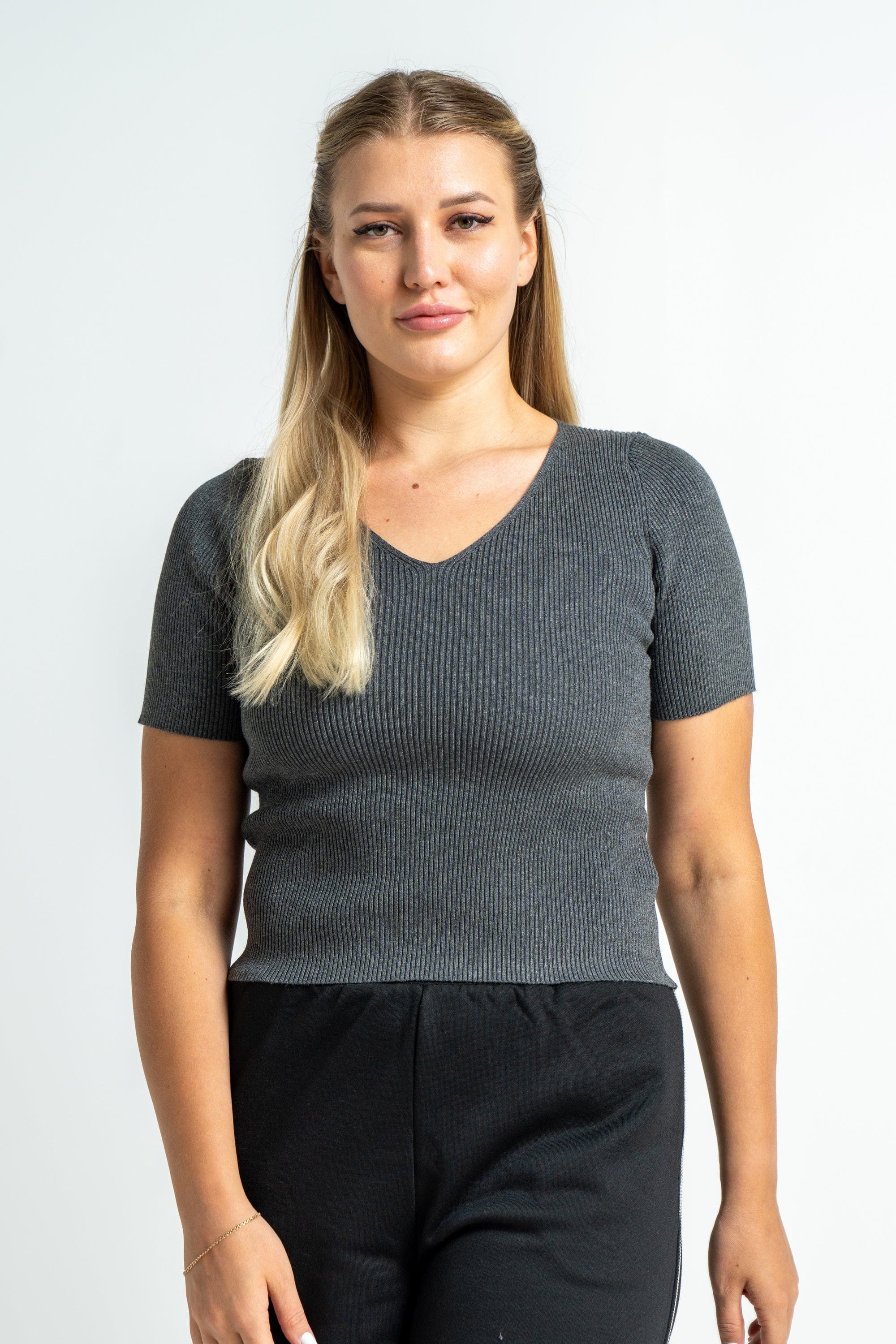 ميكا بلوزة بأكمام قصيرة منسوجة بفتحة صدر V