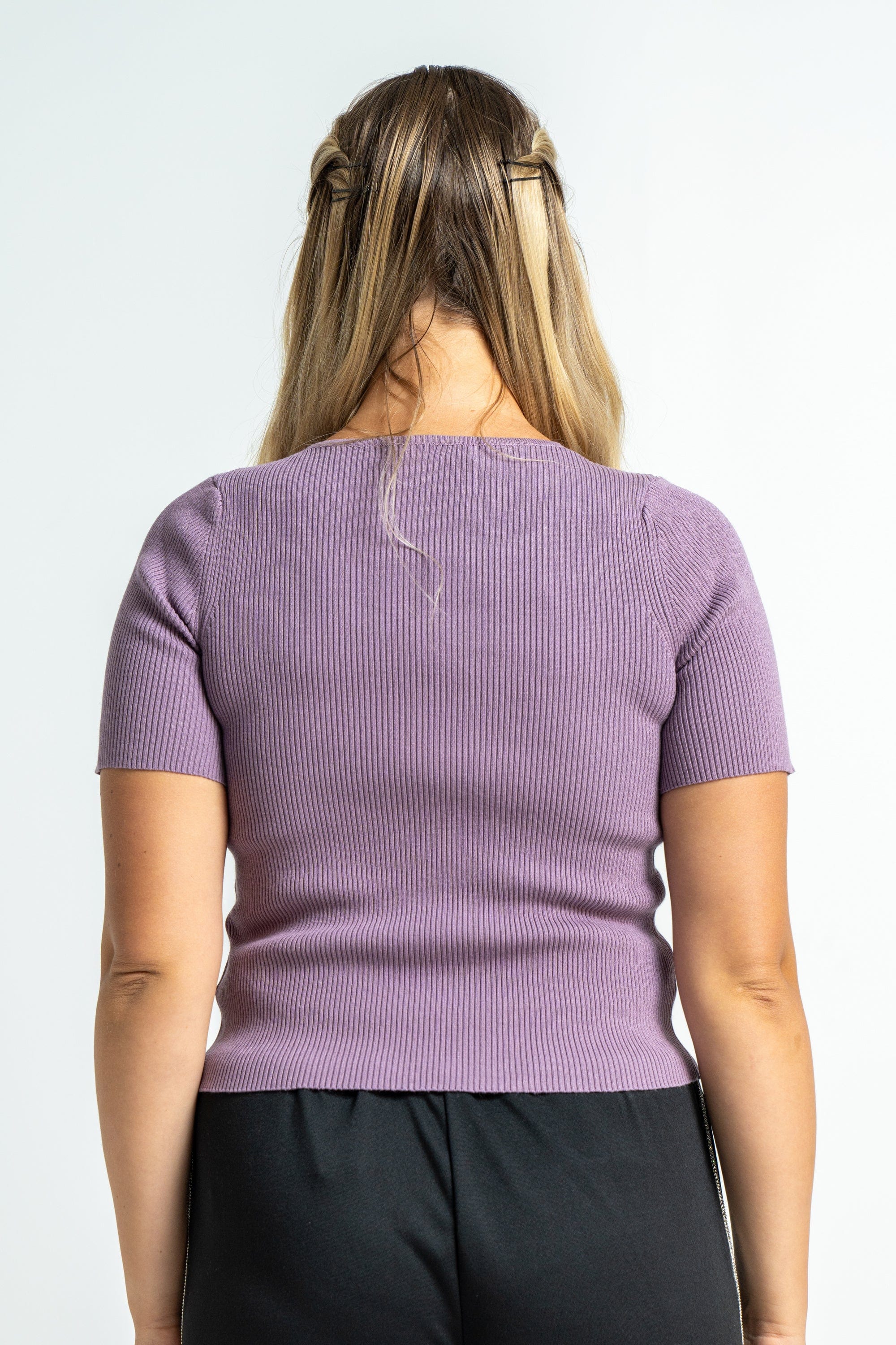 ميكا بلوزة بأكمام قصيرة منسوجة بفتحة صدر V