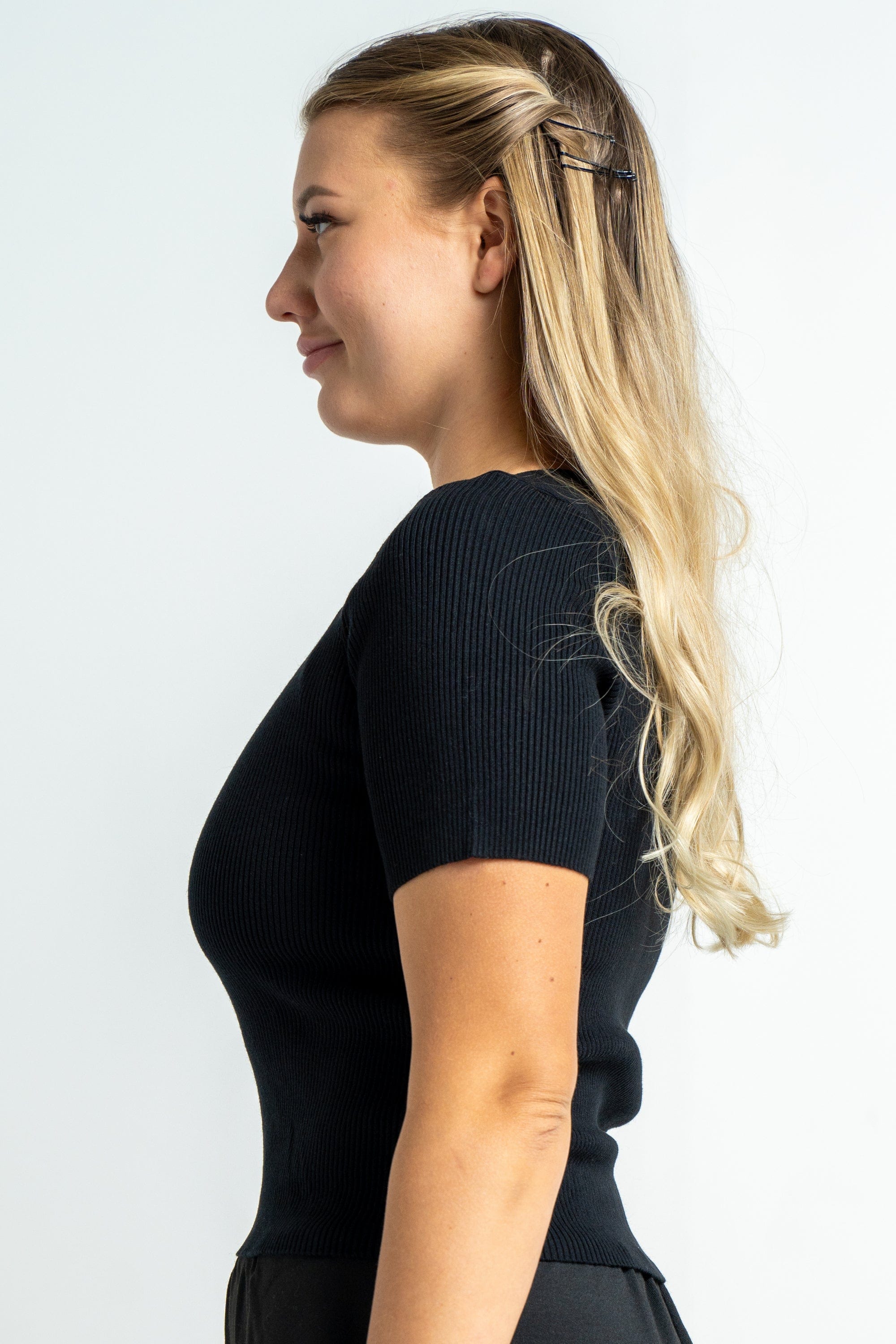 ميكا بلوزة بأكمام قصيرة منسوجة بفتحة صدر V