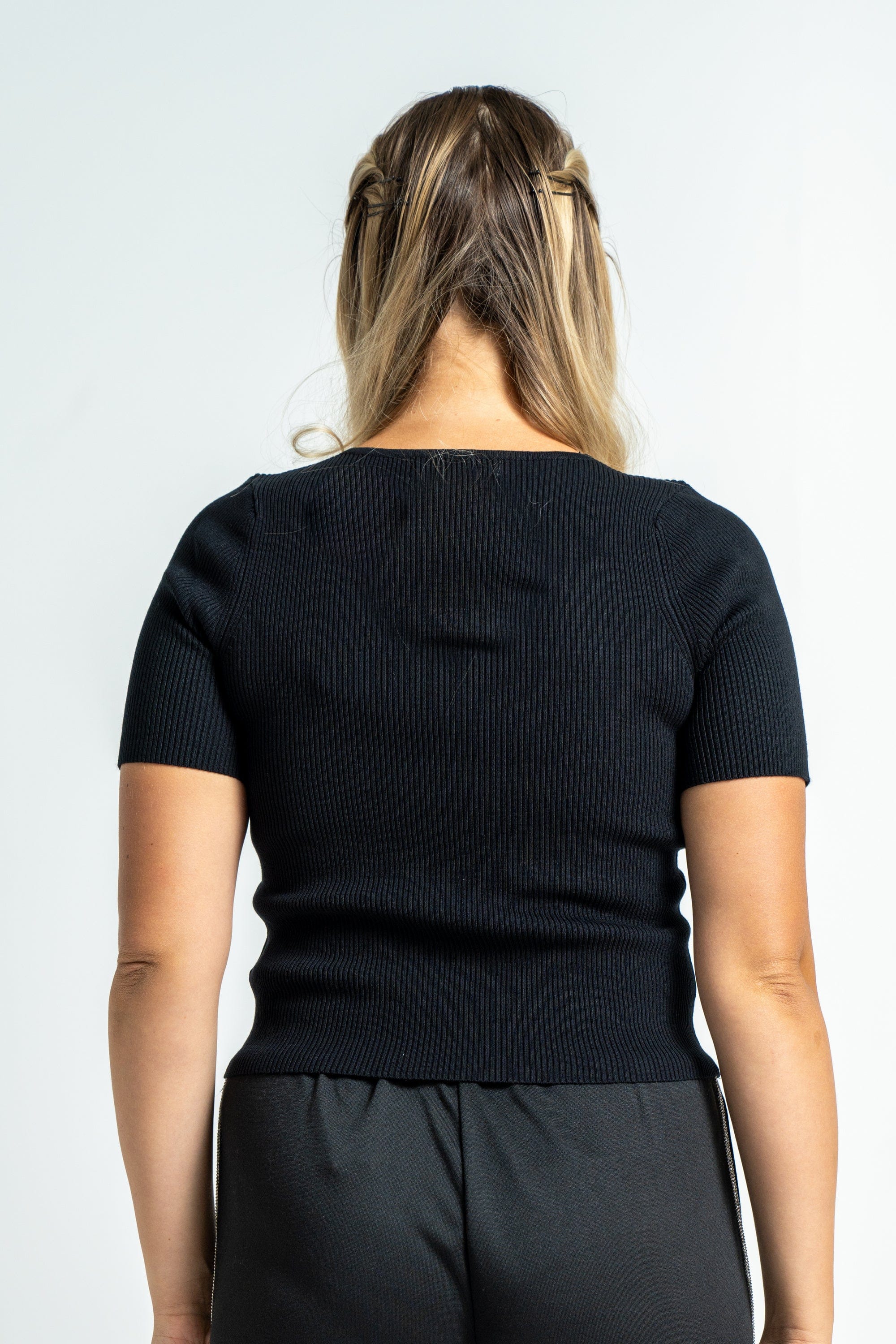 ميكا بلوزة بأكمام قصيرة منسوجة بفتحة صدر V