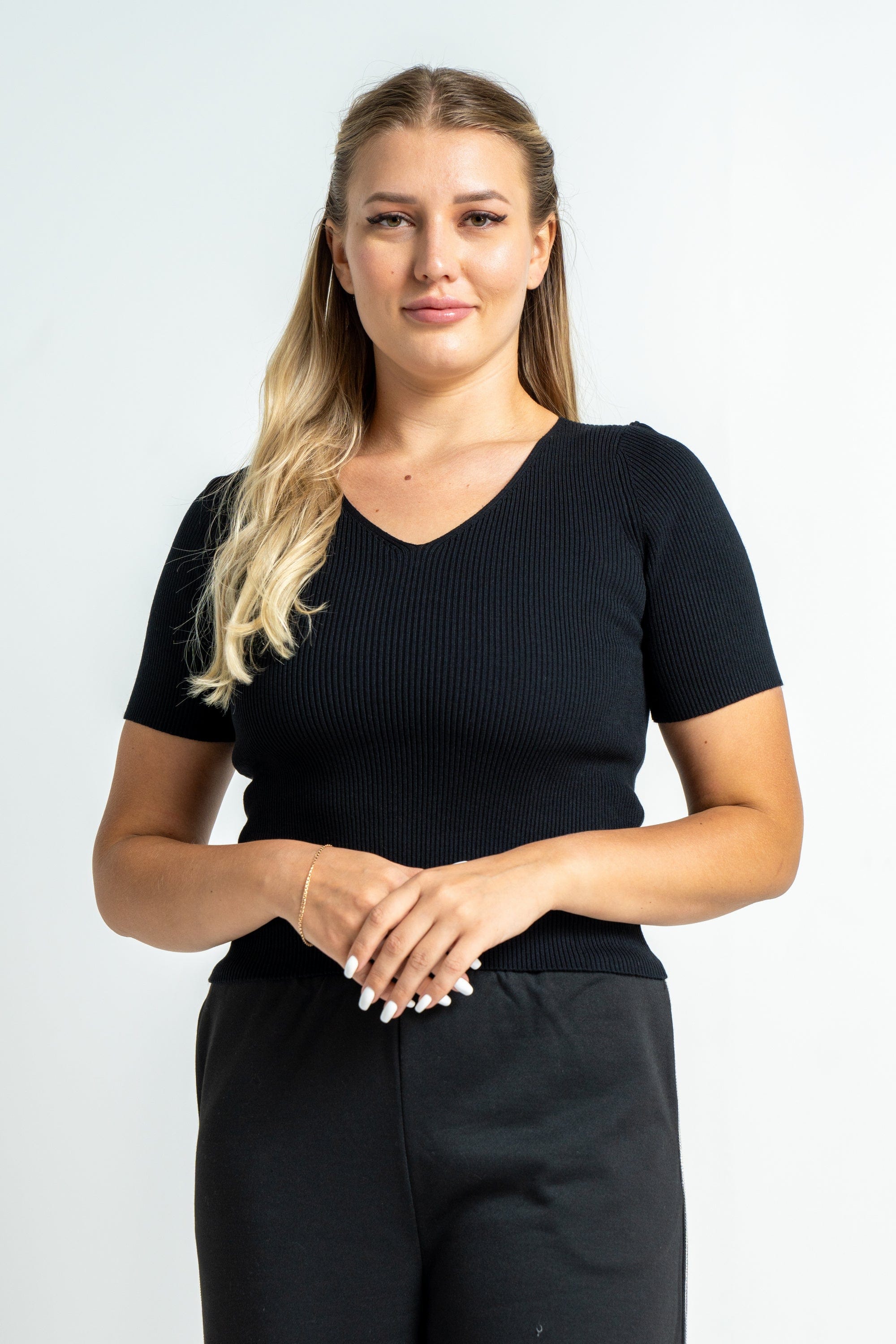 ميكا بلوزة بأكمام قصيرة منسوجة بفتحة صدر V